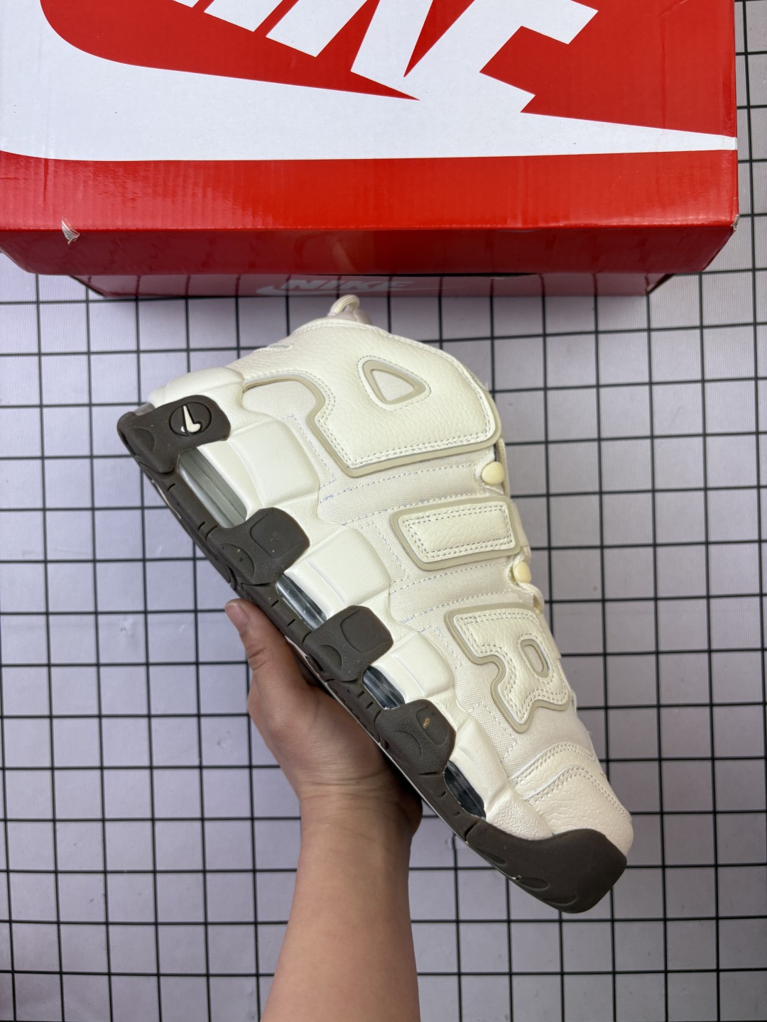 🈴💰130
公司级✅NIKE Air More Uptempo 皮蓬大AIR
【地表最强性价比版本 完美清洁度】
以流行于街头的涂鸦文化为设计灵感
整体的设计风格夸张而充满魅力
厚实而充满质感的皮质鞋面两侧印刻了一对巨大的字母“AIR” 独特炫酷的外观惊艳无比
官方货号: DO6718
尺码: 36-45
编码698