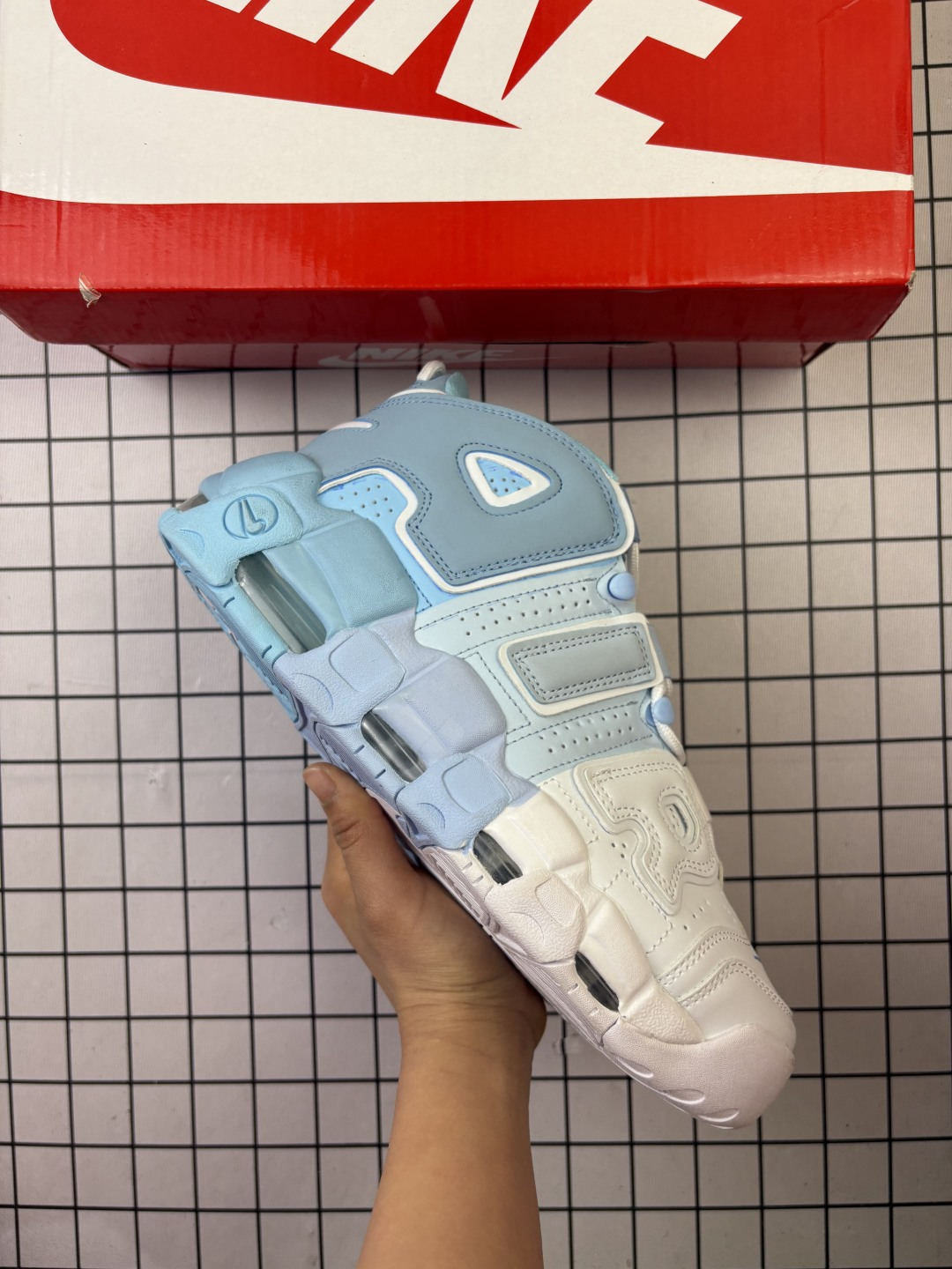 🈴💰130
公司级✅NIKE Air More Uptempo 皮蓬大AIR 
【地表最强性价比版本 完美清洁度】
以流行于街头的涂鸦文化为设计灵感
整体的设计风格夸张而充满魅力
厚实而充满质感的皮质鞋面两侧印刻了一对巨大的字母“AIR” 独特炫酷的外观惊艳无比 
官方货号: DO6718 
尺码: 36-45
编码698