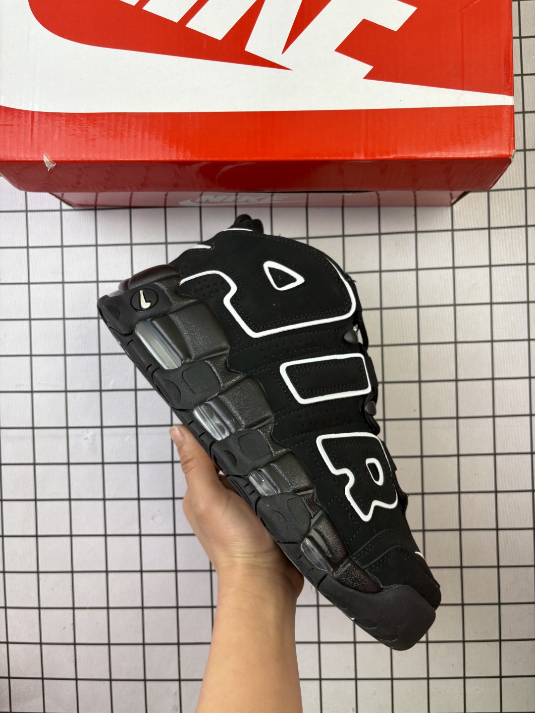 🈴💰130
公司级✅NIKE Air More Uptempo 皮蓬大AIR
【地表最强性价比版本 完美清洁度】
以流行于街头的涂鸦文化为设计灵感
整体的设计风格夸张而充满魅力
厚实而充满质感的皮质鞋面两侧印刻了一对巨大的字母“AIR” 独特炫酷的外观惊艳无比
官方货号: DO6718
尺码: 36-45
编码698