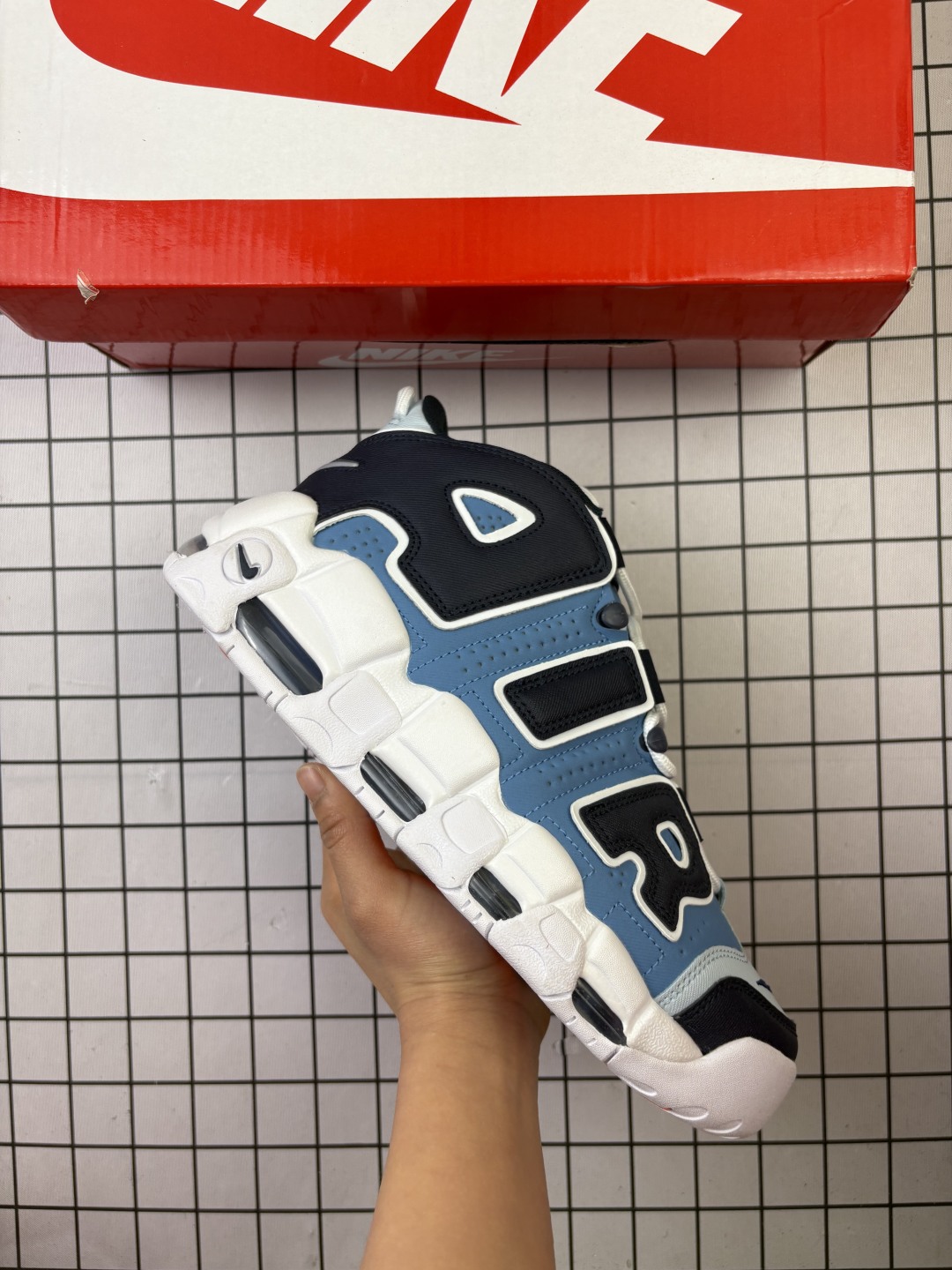 🈴💰130
公司级✅NIKE Air More Uptempo 皮蓬大AIR
【地表最强性价比版本 完美清洁度】
以流行于街头的涂鸦文化为设计灵感
整体的设计风格夸张而充满魅力
厚实而充满质感的皮质鞋面两侧印刻了一对巨大的字母“AIR” 独特炫酷的外观惊艳无比
官方货号: DO6718
尺码: 36-45
编码698