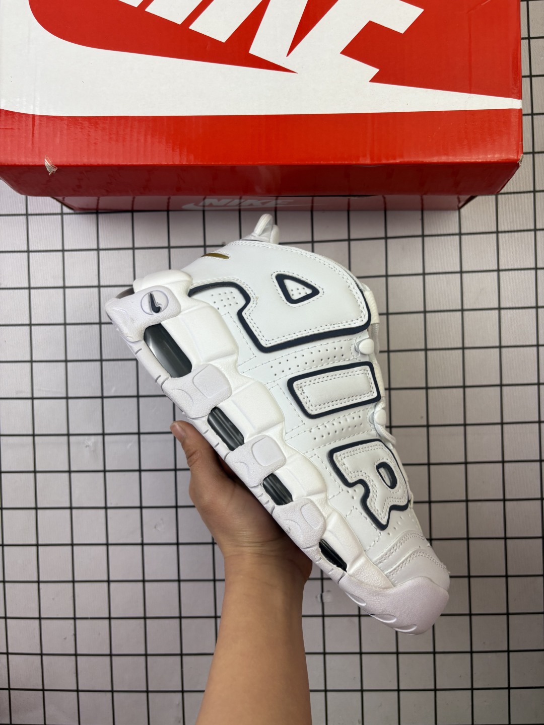 🈴💰130
公司级✅NIKE Air More Uptempo 皮蓬大AIR
【地表最强性价比版本 完美清洁度】
以流行于街头的涂鸦文化为设计灵感
整体的设计风格夸张而充满魅力
厚实而充满质感的皮质鞋面两侧印刻了一对巨大的字母“AIR” 独特炫酷的外观惊艳无比
官方货号: DO6718
尺码: 36-45
编码698