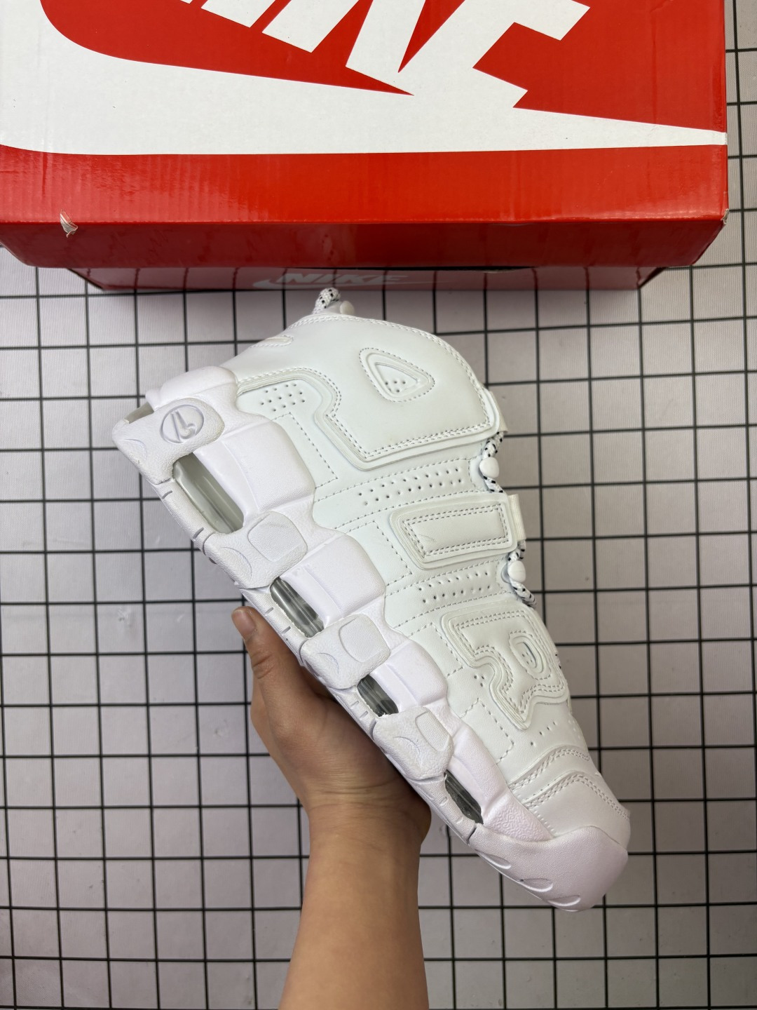 🈴💰130
公司级✅NIKE Air More Uptempo 皮蓬大AIR 
【地表最强性价比版本 完美清洁度】
以流行于街头的涂鸦文化为设计灵感
整体的设计风格夸张而充满魅力
厚实而充满质感的皮质鞋面两侧印刻了一对巨大的字母“AIR” 独特炫酷的外观惊艳无比 
官方货号: DO6718 
尺码: 36-45
编码698