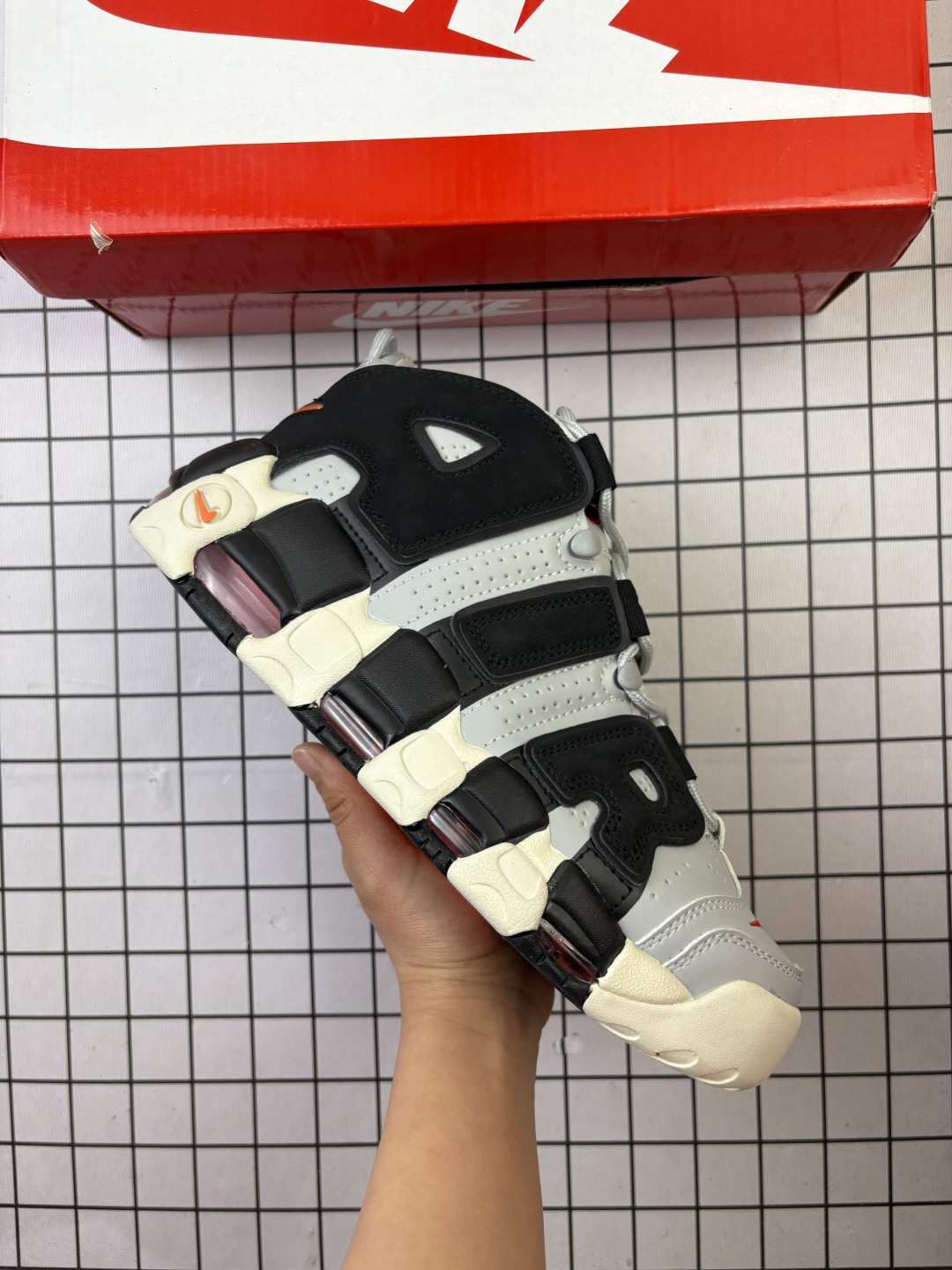 🈴💰130
公司级✅NIKE Air More Uptempo 皮蓬大AIR 
【地表最强性价比版本 完美清洁度】
以流行于街头的涂鸦文化为设计灵感
整体的设计风格夸张而充满魅力
厚实而充满质感的皮质鞋面两侧印刻了一对巨大的字母“AIR” 独特炫酷的外观惊艳无比 
官方货号: DO6718 
尺码: 36-45
编码698