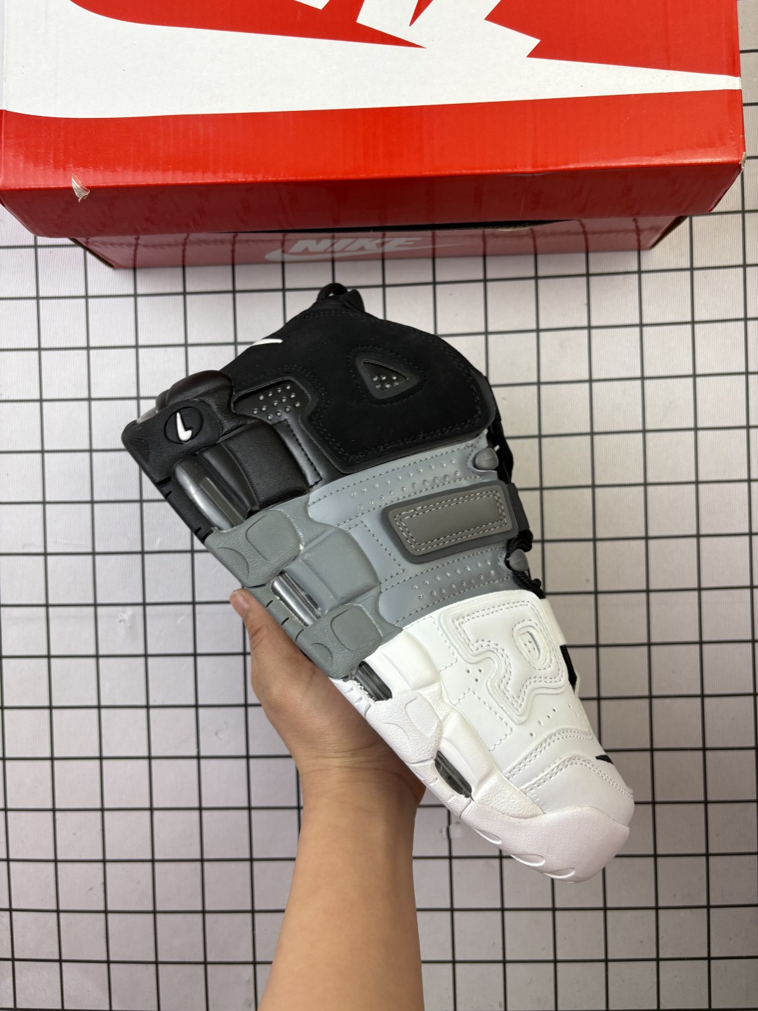 🈴💰130
公司级✅NIKE Air More Uptempo 皮蓬大AIR 
【地表最强性价比版本 完美清洁度】
以流行于街头的涂鸦文化为设计灵感
整体的设计风格夸张而充满魅力
厚实而充满质感的皮质鞋面两侧印刻了一对巨大的字母“AIR” 独特炫酷的外观惊艳无比 
官方货号: DO6718 
尺码: 36-45
编码698