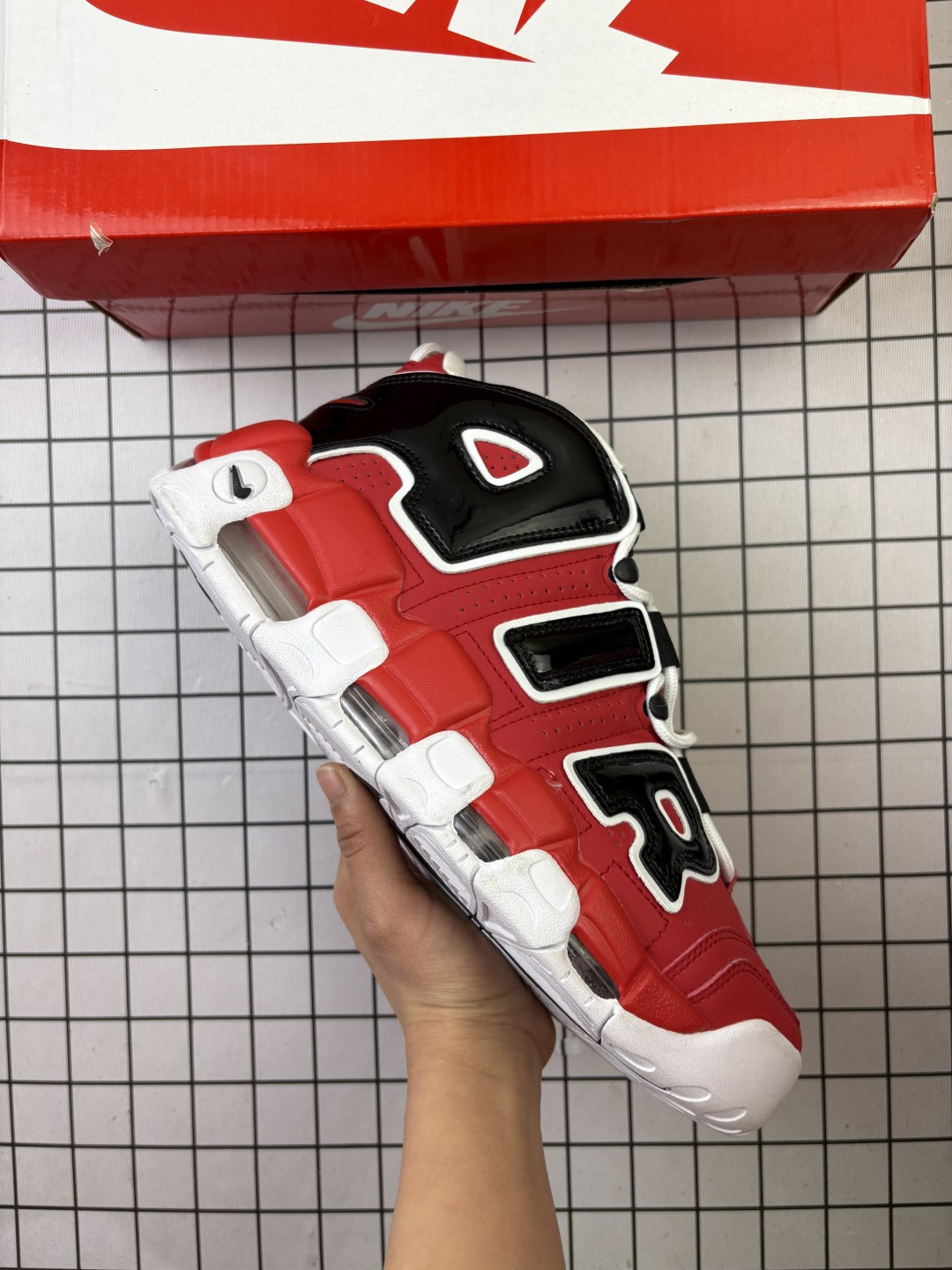 🈴💰130
公司级✅NIKE Air More Uptempo 皮蓬大AIR 
【地表最强性价比版本 完美清洁度】
以流行于街头的涂鸦文化为设计灵感
整体的设计风格夸张而充满魅力
厚实而充满质感的皮质鞋面两侧印刻了一对巨大的字母“AIR” 独特炫酷的外观惊艳无比 
官方货号: DO6718 
尺码: 36-45
编码698