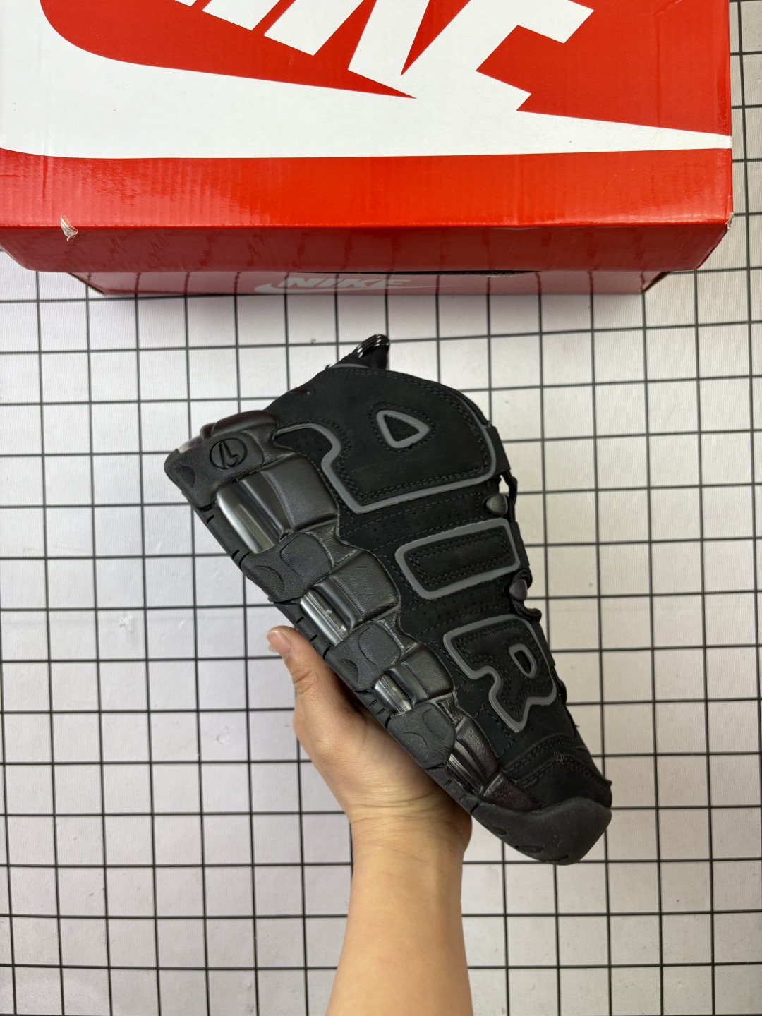 🈴💰130
公司级✅NIKE Air More Uptempo 皮蓬大AIR 
【地表最强性价比版本 完美清洁度】
以流行于街头的涂鸦文化为设计灵感
整体的设计风格夸张而充满魅力
厚实而充满质感的皮质鞋面两侧印刻了一对巨大的字母“AIR” 独特炫酷的外观惊艳无比 
官方货号: DO6718 
尺码: 36-45
编码698