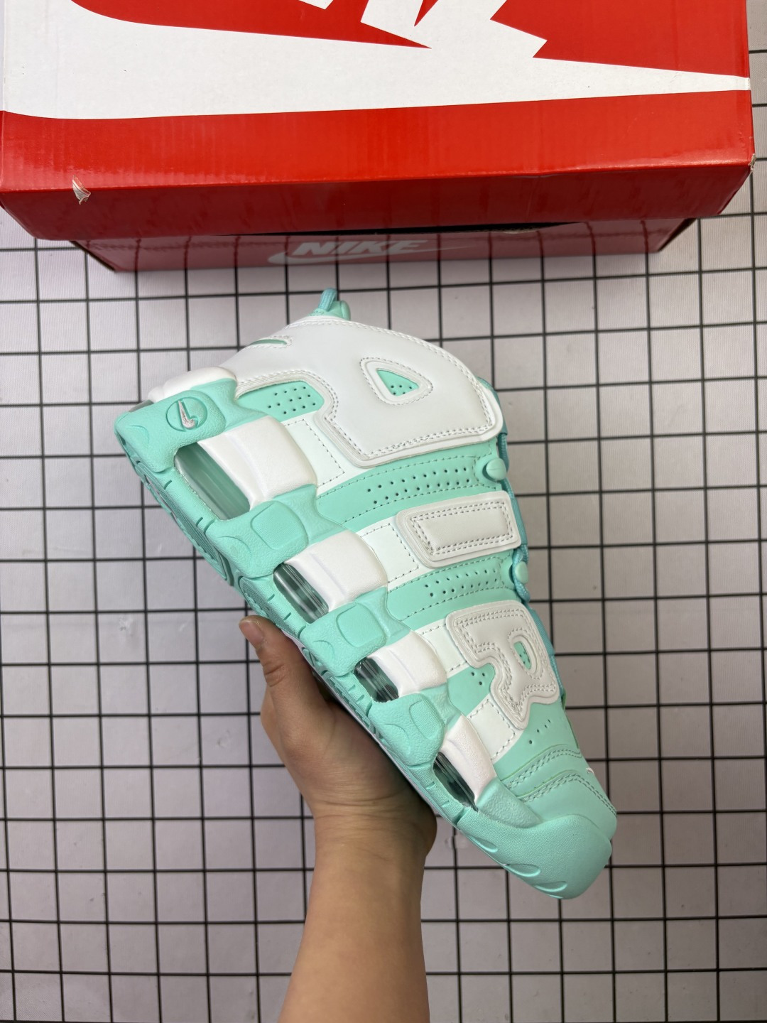 🈴💰130
公司级✅NIKE Air More Uptempo 皮蓬大AIR 
【地表最强性价比版本 完美清洁度】
以流行于街头的涂鸦文化为设计灵感
整体的设计风格夸张而充满魅力
厚实而充满质感的皮质鞋面两侧印刻了一对巨大的字母“AIR” 独特炫酷的外观惊艳无比 
官方货号: DO6718 
尺码: 36-45
编码698