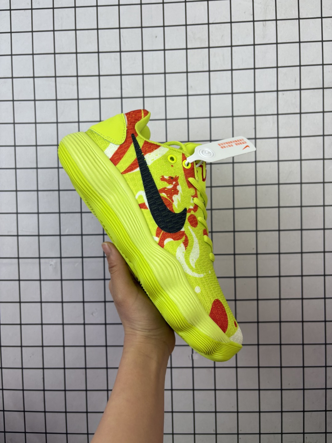 💰250
马年限定｜HYPERDUNK 2017 LOW EP粉绘战马，艺术与实战的双向奔赴
 当紫金传奇的赛场基因碰撞马年的飒沓英姿，这双科比6代粉绘战马配色，直接把艺术穿在脚下，让实战球鞋也能成为潮流焦点！鞋身以柔雾粉为主调，搭配泼墨式的战马油画图案，红棕与亮橙的笔触交织，既勾勒出骏马奔腾的动感，又呼应马年的生肖底蕴；标志性的白色Swoosh镶嵌其中，与粉调鞋身形成鲜明对比，视觉冲击力拉满。鞋侧的红色骏马线条刺绣，更是将马年主题细节拉满，每一处设计都藏着巧思。作为科比系列的经典实战款，它延续了轻量化的鞋身设计，搭配真碳Zoom气垫科技，启动响应迅速，场地感十足；防滑橡胶大底的纹路排布，让变向、急停都稳如磐石，不管是球场实战还是日常出街，都能轻松驾驭。从赛场到街头，从实战性能到艺术颜值，这双马年限定科比6代，既是对传奇的致敬，也是对新年的美好期许。穿上它，以骏马之势奔赴新程，让每一步都自带锋芒！
货号：897637
size：38 38.5 39 40 40.5 41 42 42.5 43 44 44.5 45 46
编码啊D