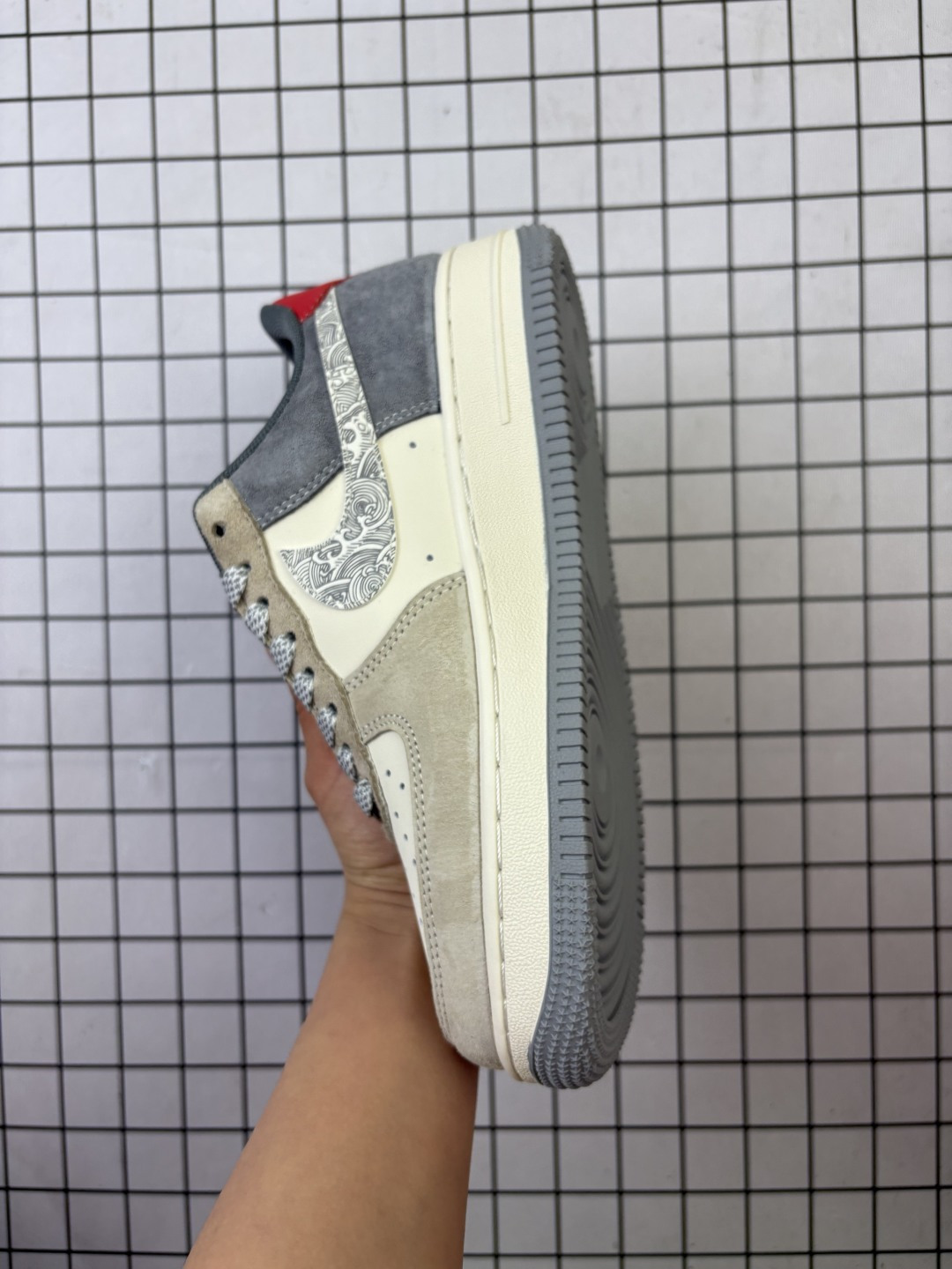 💰220
公司级✅NIKE AIR FORCE 1‘07 LV8
原楦头原纸板 打造纯正低帮空军版型
专注外贸渠道 全掌内置蜂窝气垫 
原盒配件 原厂中底钢印、拉帮完美
货号:JJ2508-807
Size:36 36.5 37.5 38 38.5 39 40 40.5 41 42 42.5 43 44 45 
编码啊D