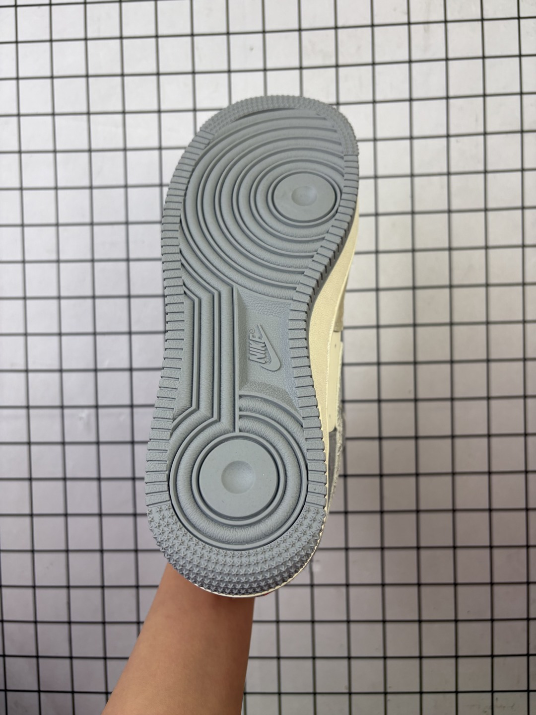 💰220
公司级✅NIKE AIR FORCE 1‘07 LV8
原楦头原纸板 打造纯正低帮空军版型
专注外贸渠道 全掌内置蜂窝气垫 
原盒配件 原厂中底钢印、拉帮完美
货号:JJ2508-807
Size:36 36.5 37.5 38 38.5 39 40 40.5 41 42 42.5 43 44 45 
编码啊D