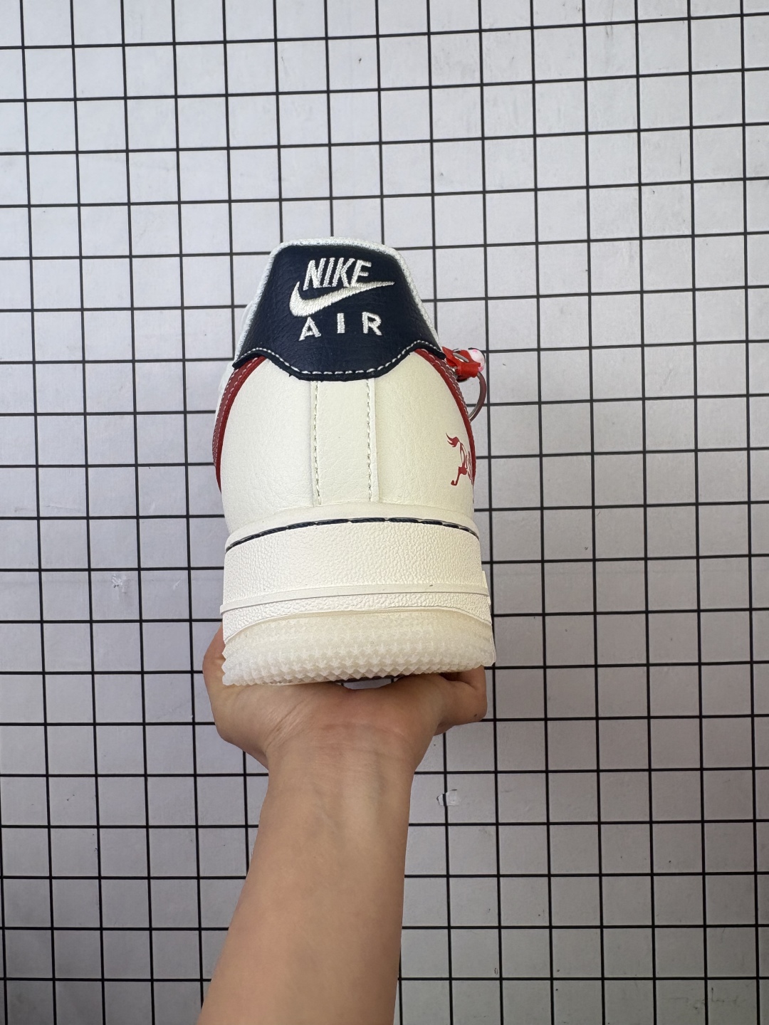 💰220
公司级✅NIKE AIR FORCE 1‘07 LV8
原楦头原纸板 打造纯正低帮空军版型
专注外贸渠道 全掌内置蜂窝气垫
原盒配件 原厂中底钢印、拉帮完美
货号:JJ2508-807
Size:36 36.5 37.5 38 38.5 39 40 40.5 41 42 42.5 43 44 45
编码啊D