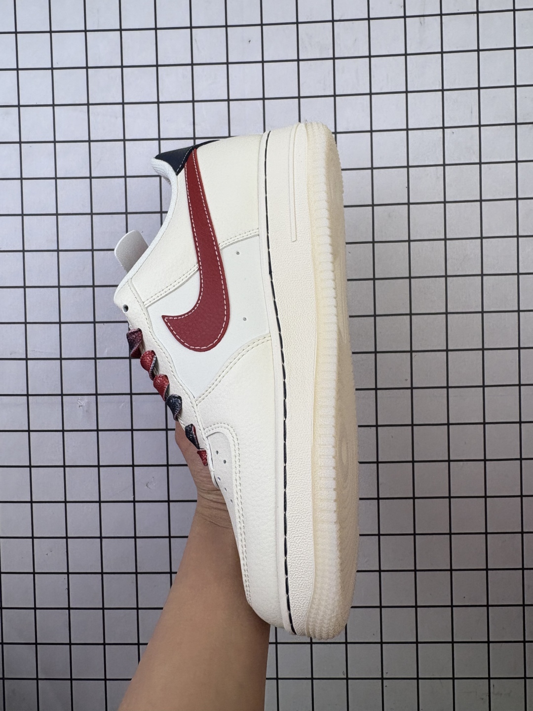 💰220
公司级✅NIKE AIR FORCE 1‘07 LV8
原楦头原纸板 打造纯正低帮空军版型
专注外贸渠道 全掌内置蜂窝气垫
原盒配件 原厂中底钢印、拉帮完美
货号:JJ2508-807
Size:36 36.5 37.5 38 38.5 39 40 40.5 41 42 42.5 43 44 45
编码啊D