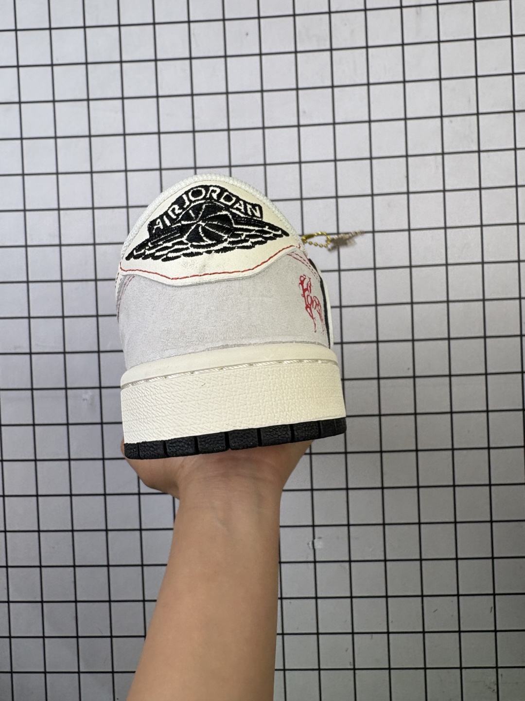 💰270
公司级✅Nike Air Jordan 1 x Travis Scott AJ1倒勾 乔一倒钩 &lsquo;DIY&rsquo;定制 耐克 低帮文化篮球鞋
完美品质出货 细节如图所示  鞋面切割工整  冲孔整齐干净 中底拉帮线 整体清洁度非常好
货号:JP2056-113
尺码:36 36.5 37.5 38 38.5 39 40 40.5 41 42 42.5 43 44 45
编码金