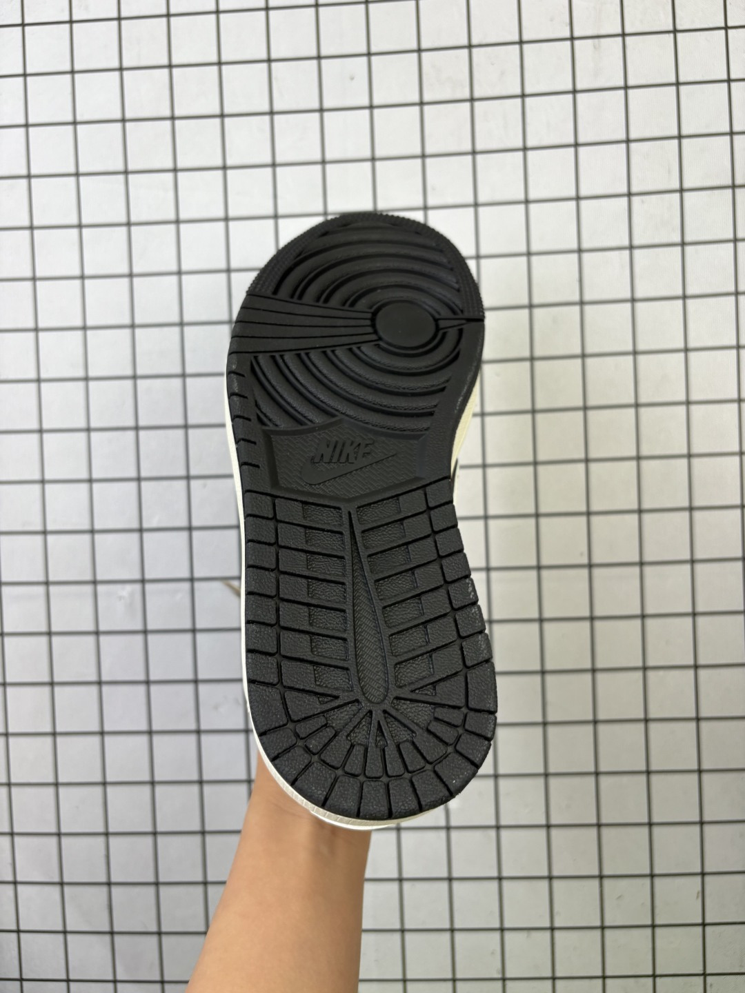 💰270
公司级✅Nike Air Jordan 1 x Travis Scott AJ1倒勾 乔一倒钩 &lsquo;DIY&rsquo;定制 耐克 低帮文化篮球鞋
完美品质出货 细节如图所示  鞋面切割工整  冲孔整齐干净 中底拉帮线 整体清洁度非常好
货号:JP2056-113
尺码:36 36.5 37.5 38 38.5 39 40 40.5 41 42 42.5 43 44 45
编码金