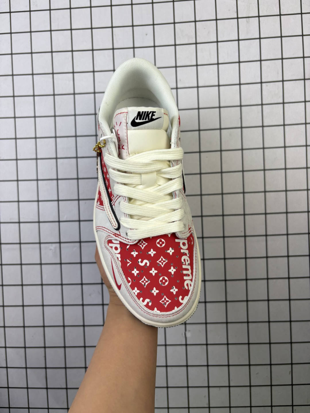 💰270
公司级✅Nike Air Jordan 1 x Travis Scott AJ1倒勾 乔一倒钩 &lsquo;DIY&rsquo;定制 耐克 低帮文化篮球鞋
完美品质出货 细节如图所示  鞋面切割工整  冲孔整齐干净 中底拉帮线 整体清洁度非常好
货号:JP2056-113
尺码:36 36.5 37.5 38 38.5 39 40 40.5 41 42 42.5 43 44 45
编码金