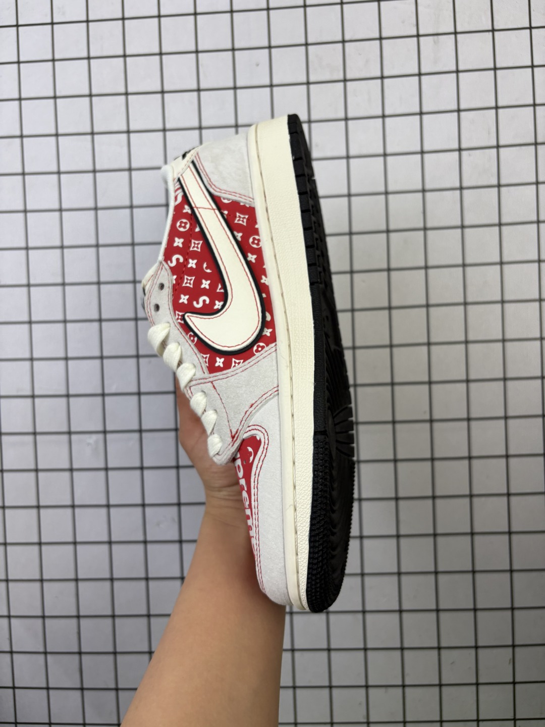 💰270
公司级✅Nike Air Jordan 1 x Travis Scott AJ1倒勾 乔一倒钩 &lsquo;DIY&rsquo;定制 耐克 低帮文化篮球鞋
完美品质出货 细节如图所示  鞋面切割工整  冲孔整齐干净 中底拉帮线 整体清洁度非常好
货号:JP2056-113
尺码:36 36.5 37.5 38 38.5 39 40 40.5 41 42 42.5 43 44 45
编码金