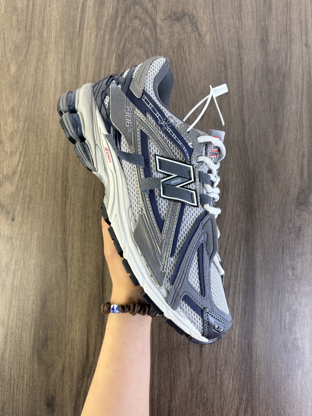 公司级带半码! 新百伦New Balance 1906 复古跑鞋 小红书爆款 NB1906这双鞋确实是NB家经典复古款式之一,以全新科技诠释,成功打造1906鞋款,鞋面在保持1906基本线条和片层结构的同时,采用更为简洁、流畅的设计语言 带半码 编码719