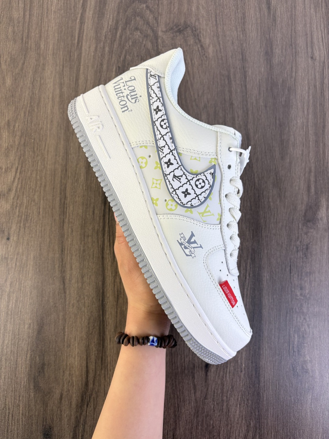 Nike Air Force1 07 low 芬迪联名 定制空军 #原楦头原纸板 打造纯正空军版型 #专注外贸渠道 全掌内置蜂窝气垫 #原盒配件 原厂中底钢印、拉帮完美 货号:Lv2288 001 编码旭