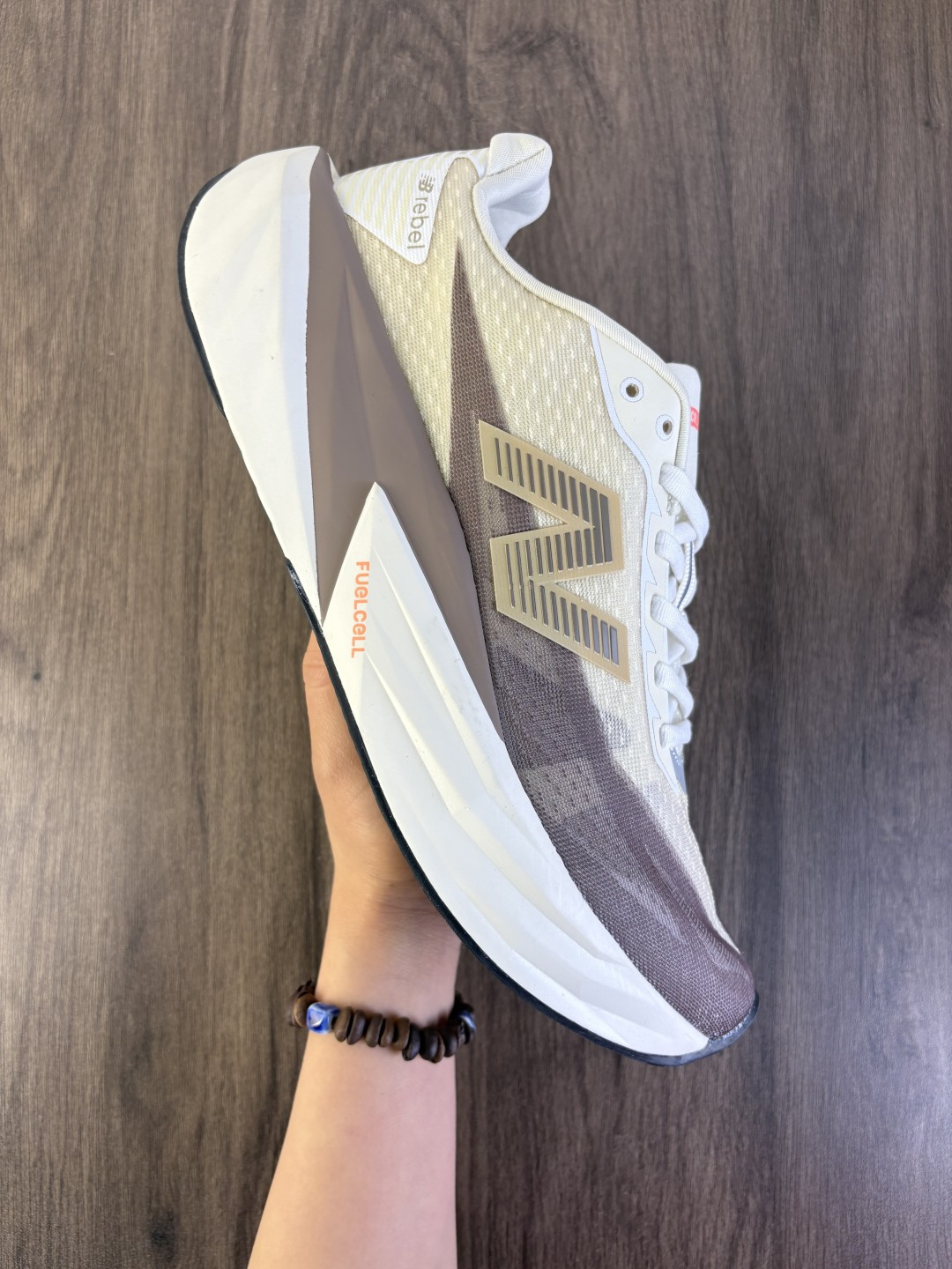 公司级✅New Balance FuelCell SuperComp Elite v5 运动舒适耐磨 低帮休闲跑步鞋 男款 新款的ELITE V4,在鞋面和鞋底都做了升级.鞋面采用了工程网眼,增加了透气性并且鞋面支撑也比上一代有了提升. 中底脚感软弹兼备,内里搭配带加强筋的碳板 鞋中底厚度大概5厘米左右,增高效果是非常明显的,中底方面有一块全掌,让你跑步的时候推进力更强. 外观大大的NB Logo霸气又好看,立体感的中底有着强大的压迫感 货号:MFCXLD5 编码699