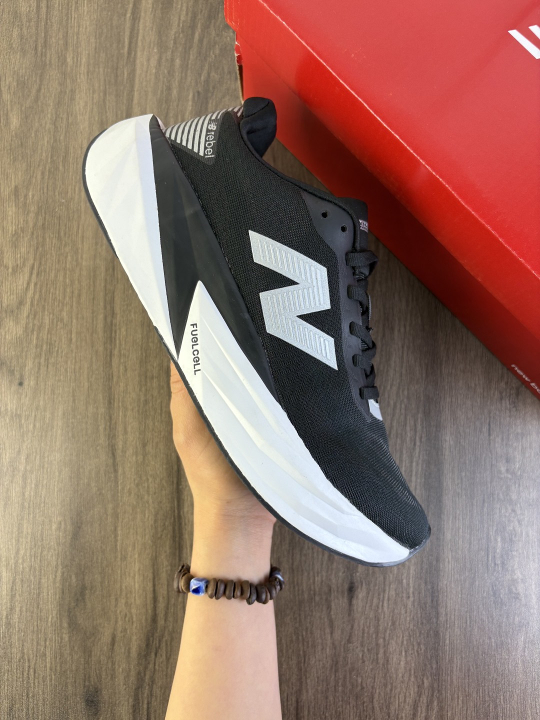 公司级✅New Balance FuelCell SuperComp Elite v5 运动舒适耐磨 低帮休闲跑步鞋 男款 新款的ELITE V4,在鞋面和鞋底都做了升级.鞋面采用了工程网眼,增加了透气性并且鞋面支撑也比上一代有了提升. 中底脚感软弹兼备,内里搭配带加强筋的碳板 鞋中底厚度大概5厘米左右,增高效果是非常明显的,中底方面有一块全掌,让你跑步的时候推进力更强. 外观大大的NB Logo霸气又好看,立体感的中底有着强大的压迫感 货号:MFCXLD5 编码699