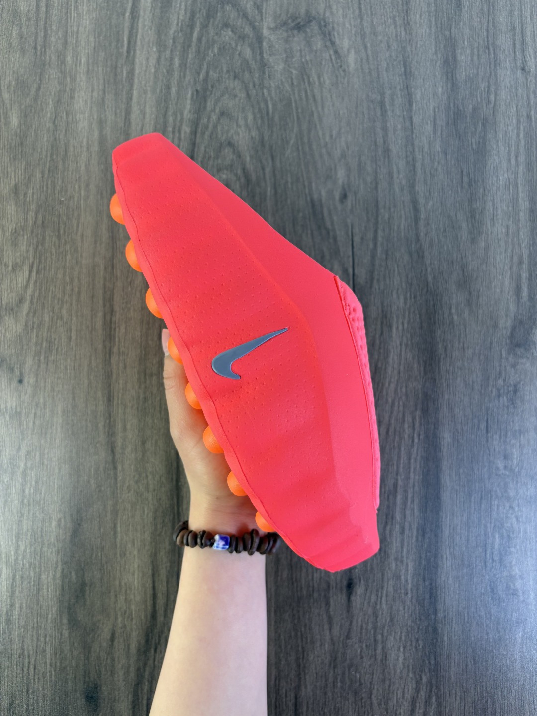 公司级:Nike Mind 001 Recovery Slide 耐克 舒适柔软包头拖鞋 黑科技产物 作为耐克首款结合神经科学研发的鞋款 它最大的设计在于鞋底 鞋底嵌有22个独立泡棉节点 上脚后能有效刺激足底触觉 搭配吸睛的外观 适合在运动后放松时穿着 带来独特体验 货号:HQ4307-003 编码753