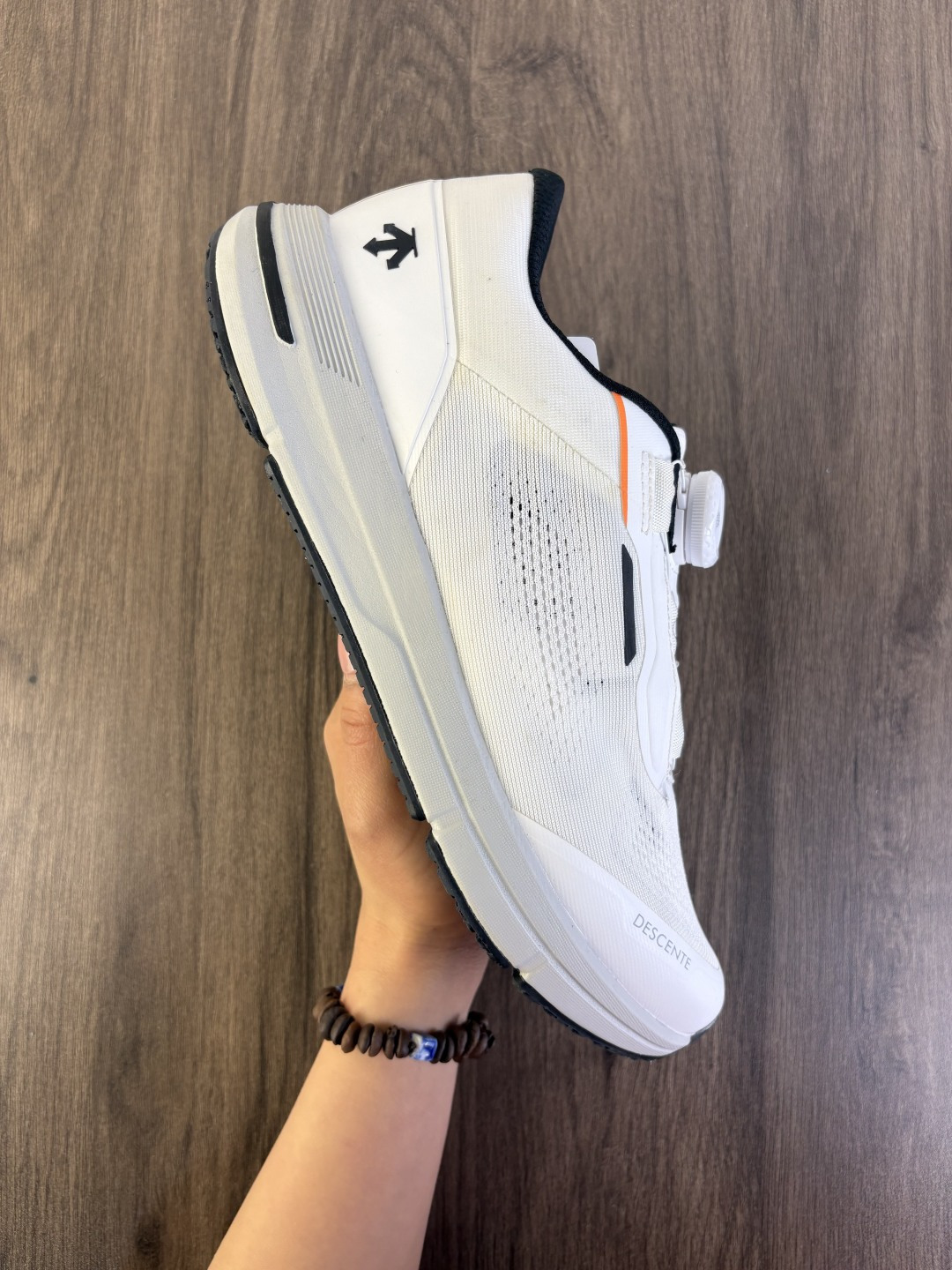 DESCENTE迪桑特 MTN WHITE 时尚休闲运动覆盖防水男子越野跑鞋 官方同步上架 适合技术路线单日徒步穿着 aeriosflgtx鞋受到长途野外跑步鞋的启发 适合在变化的地形上进行快速轻快的徒步旅行穿着,舒适而有支撑性,使您充满信心.该设计与脚部融为一体,可最大限度地减少摩擦,gore-tex保护膜可防水,采用gore隐形适体(invisiblefit)技术,更轻薄舒适.敏捷、稳定和技术路线上的自信源于vibram® megagrip外底、压缩eva内底以及一体的tpu.重量约:275g技术特点防水透气轻量耐磨鞋子鞋外底结构vibram®megagripM橡胶化合材料耐用柔软鞋子结构tpu鞋头可防磨损压缩eva泡沫内底以及一体的tpu铁芯提高了灵活性和稳定性,使您充满信心鞋子衬垫结构4mm厚or模制插片材料gore-tex薄膜tpu高耐磨保护膜cordura®网眼布 官方货号: Y5233RRN22 编码701