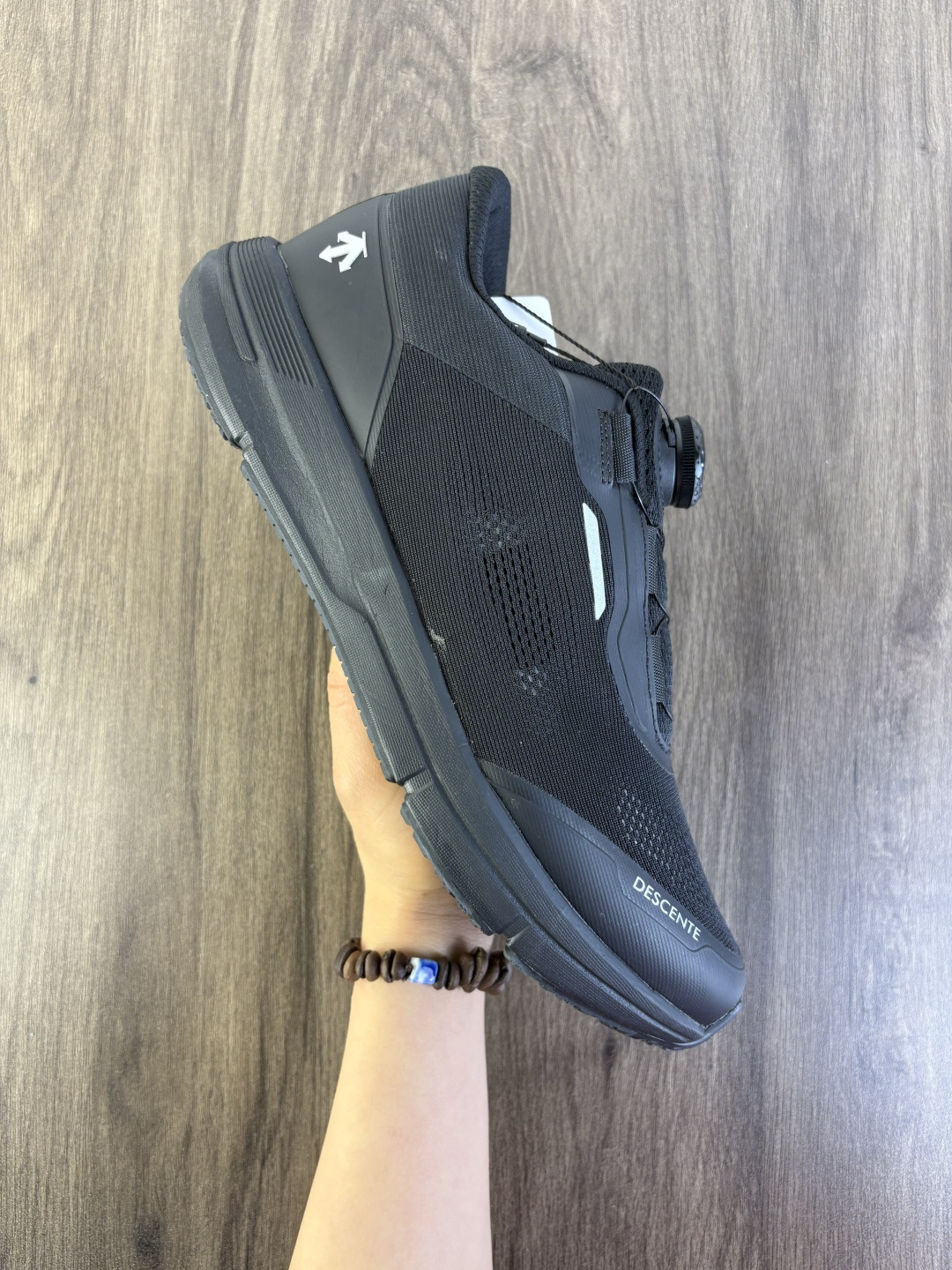 DESCENTE迪桑特 MTN WHITE 时尚休闲运动覆盖防水男子越野跑鞋 官方同步上架 适合技术路线单日徒步穿着 aeriosflgtx鞋受到长途野外跑步鞋的启发 适合在变化的地形上进行快速轻快的徒步旅行穿着,舒适而有支撑性,使您充满信心.该设计与脚部融为一体,可最大限度地减少摩擦,gore-tex保护膜可防水,采用gore隐形适体(invisiblefit)技术,更轻薄舒适.敏捷、稳定和技术路线上的自信源于vibram® megagrip外底、压缩eva内底以及一体的tpu.重量约:275g技术特点防水透气轻量耐磨鞋子鞋外底结构vibram®megagripM橡胶化合材料耐用柔软鞋子结构tpu鞋头可防磨损压缩eva泡沫内底以及一体的tpu铁芯提高了灵活性和稳定性,使您充满信心鞋子衬垫结构4mm厚or模制插片材料gore-tex薄膜tpu高耐磨保护膜cordura®网眼布 官方货号: Y5233RRN22 编码701