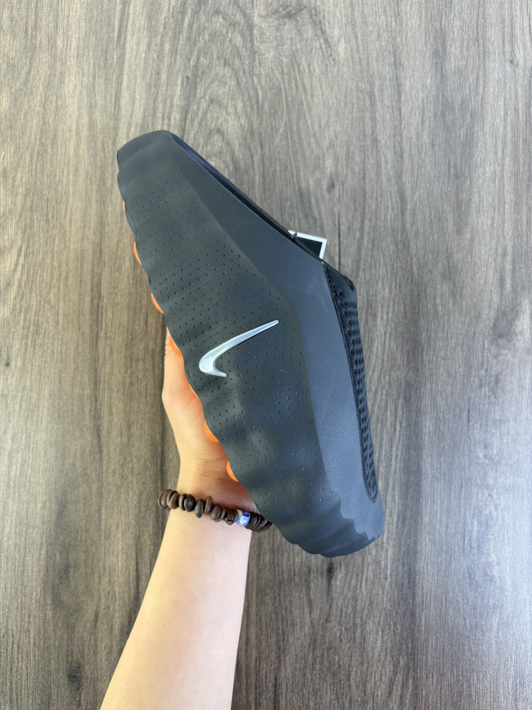 真标✅Nike Mind 001 Recovery Slide 耐克 舒适柔软包头拖鞋 黑科技产物 作为耐克首款结合神经科学研发的鞋款 它最大的设计在于鞋底 鞋底嵌有22个独立泡棉节点 上脚后能有效刺激足底触觉 搭配吸睛的外观 适合在运动后放松时穿着 带来独特体验 货号:HQ4307-001 编码230