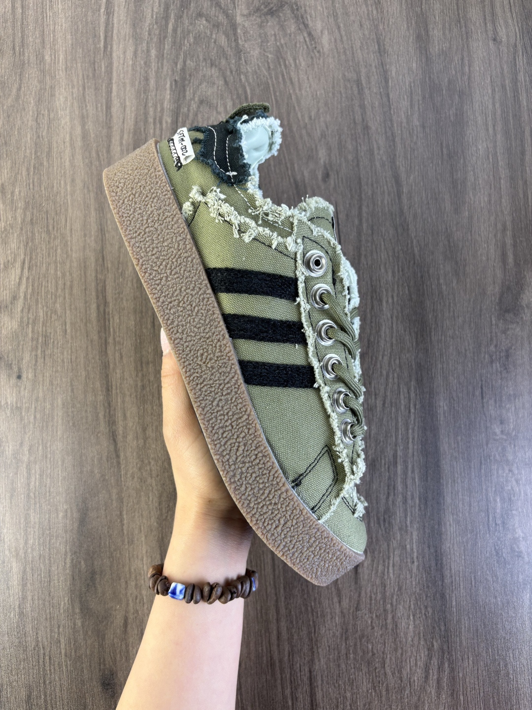 Adidas/阿迪达斯 男女鞋真标半码制,原楦开发版型,采用棉质帆布组合环保纤维革鞋面材质,原档案开发铝楦楦型,正确硫化组合鞋底 每次人气都不低!三叶草「复古新鞋」来了!澳洲时尚品牌/Song for the Mute x adidas Originals SFTM-002 CAMPUS 80s"Seasame"80s学院系列低帮休闲运动帆布硫化板鞋“联名帆布黑白绿鸳鸯 ID4791 类型:男女鞋 编码凡C