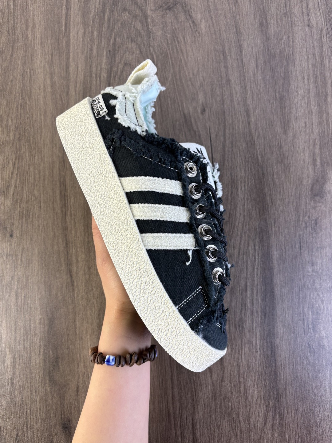 Adidas/阿迪达斯 男女鞋真标半码制,原楦开发版型,采用棉质帆布组合环保纤维革鞋面材质,原档案开发铝楦楦型,正确硫化组合鞋底 每次人气都不低!三叶草「复古新鞋」来了!澳洲时尚品牌/Song for the Mute x adidas Originals SFTM-002 CAMPUS 80s"Seasame"80s学院系列低帮休闲运动帆布硫化板鞋“联名帆布黑白绿鸳鸯 ID4791 类型:男女鞋 编码凡C