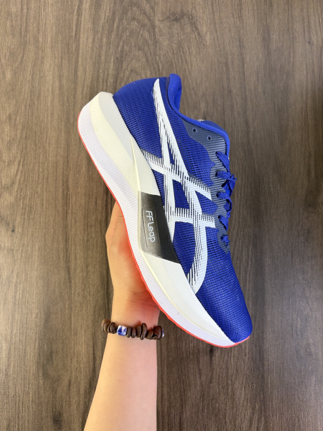 Asics/亚瑟士 升级原楦开发版型,采用一体透气织绞综+压胶鞋面材质,鞋口圈柔软反绒皮材料,中底搭载FF Turbo Plus 泡棉缓震发泡工艺,支撑稳定,外置防滑耐磨大底片❗️日本专业跑鞋品牌-亚瑟士/Asics Metaspeed Sky Paris 进化版竞速马拉松巴黎系列低帮碳板竞速轻量透气缓震休闲运动跑步鞋 类型:男鞋 编码:093