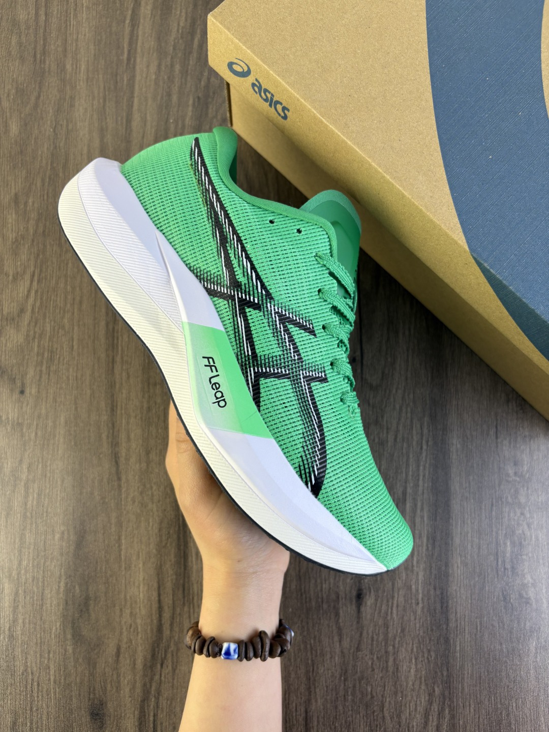 Asics/亚瑟士 升级原楦开发版型,采用一体透气织绞综+压胶鞋面材质,鞋口圈柔软反绒皮材料,中底搭载FF Turbo Plus 泡棉缓震发泡工艺,支撑稳定,外置防滑耐磨大底片❗️日本专业跑鞋品牌-亚瑟士/Asics Metaspeed Sky Paris 进化版竞速马拉松巴黎系列低帮碳板竞速轻量透气缓震休闲运动跑步鞋 类型:男鞋 编码:093