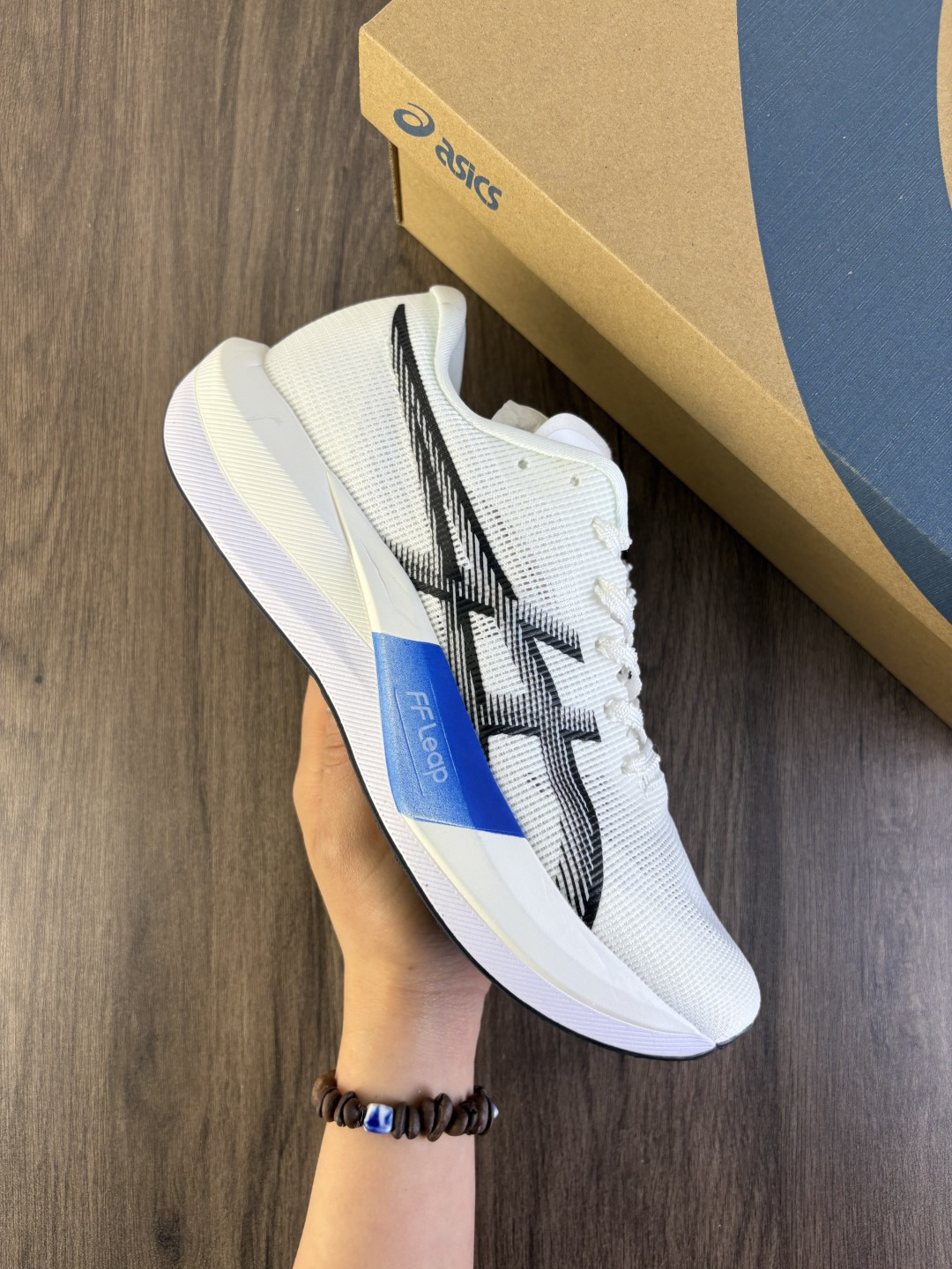 Asics/亚瑟士 升级原楦开发版型,采用一体透气织绞综+压胶鞋面材质,鞋口圈柔软反绒皮材料,中底搭载FF Turbo Plus 泡棉缓震发泡工艺,支撑稳定,外置防滑耐磨大底片❗️日本专业跑鞋品牌-亚瑟士/Asics Metaspeed Sky Paris 进化版竞速马拉松巴黎系列低帮碳板竞速轻量透气缓震休闲运动跑步鞋 类型:男鞋 编码:093