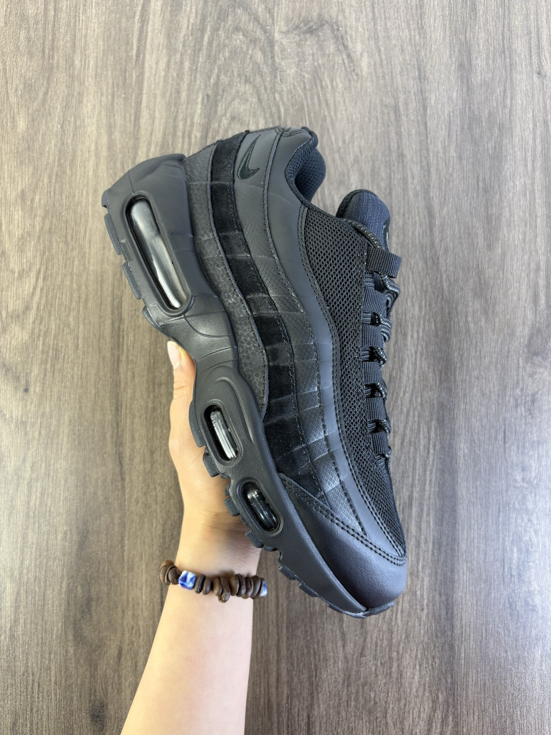 NIKE AIR MAX 95 OG 耐克 气垫复古慢跑百搭鞋休闲运动鞋 这双鞋采用前脚掌开窗式气垫 这种设计在当时是前所未有的 鞋带孔的设计灵感来自人体肋骨 而鞋底支撑片则模仿了人体脊柱 甚至每个气垫的气压都有详细的标记 这种设计即使在今天看来 依然充满了科技感 货号:CI3705-001 带半码 编码719