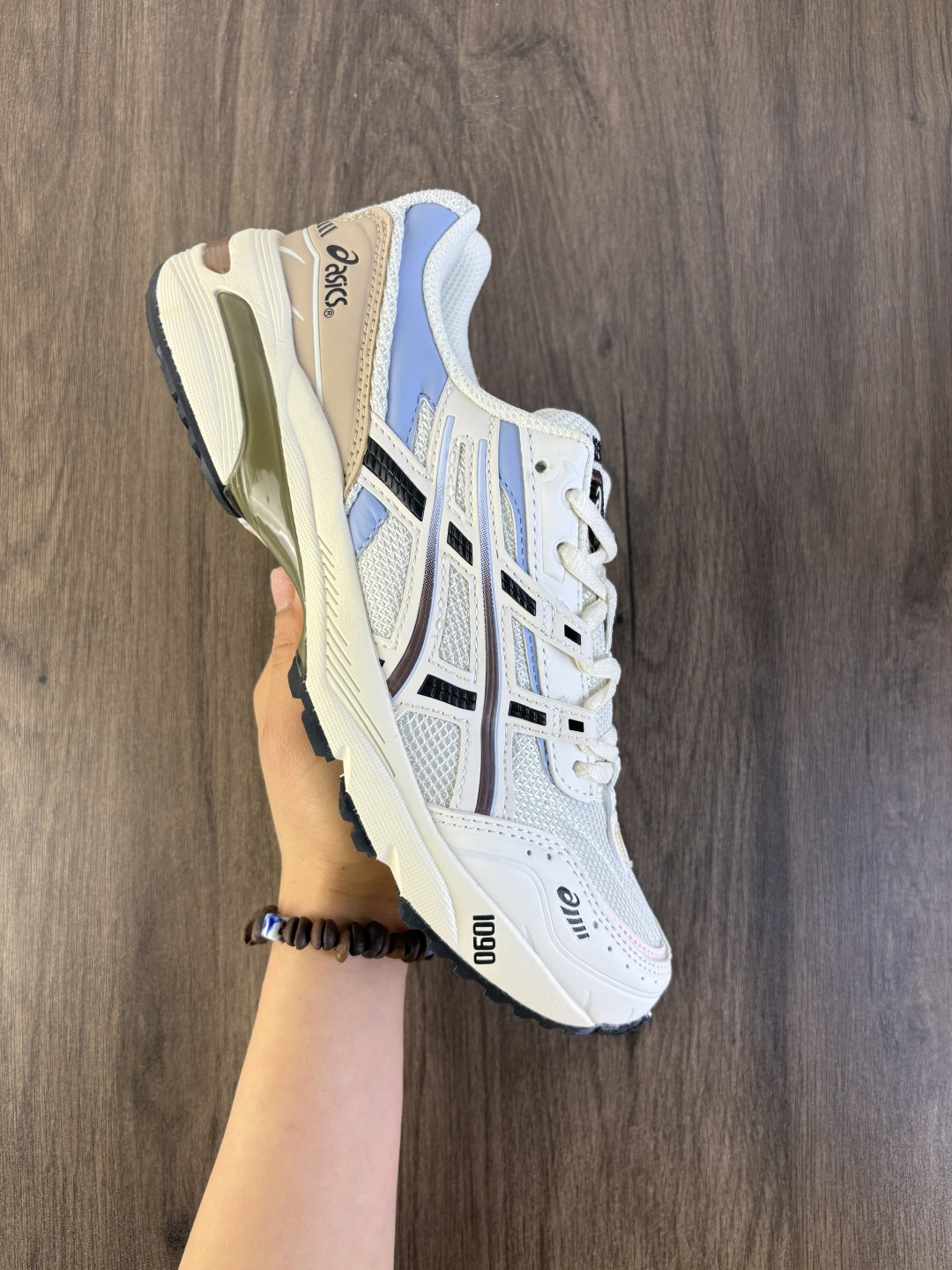 ASICS亚瑟士情侣休闲鞋GEL-1090男女老爹鞋运动鞋透气休闲鞋百搭舒适跑鞋复古时尚运动鞋,亚瑟士ASICS GEL-1090是一款可休闲可运动的好鞋.它采用了经典的GEL缓震技术,能够有效地减轻跑步时对关节的冲击,保护脚部健康.鞋面采用多种材质拼接而成,配色时尚大,展现复古风情,不仅适合运动穿着,也可以配搭日常休闲服饰,百搭实穿.同时,鞋身高度适中,脚跟稳定,长时间穿着不会感到疲惫,内部鞋垫可以有效地吸湿排汗,保证脚部干爽,给人良好的跑步体验.总之,这款亚瑟士ASICS GEL-1090既能满足时尚需求,又能满足运动要求,是一款很不错的跑鞋. 类型:男女鞋 货号:1201A275-100 编码699