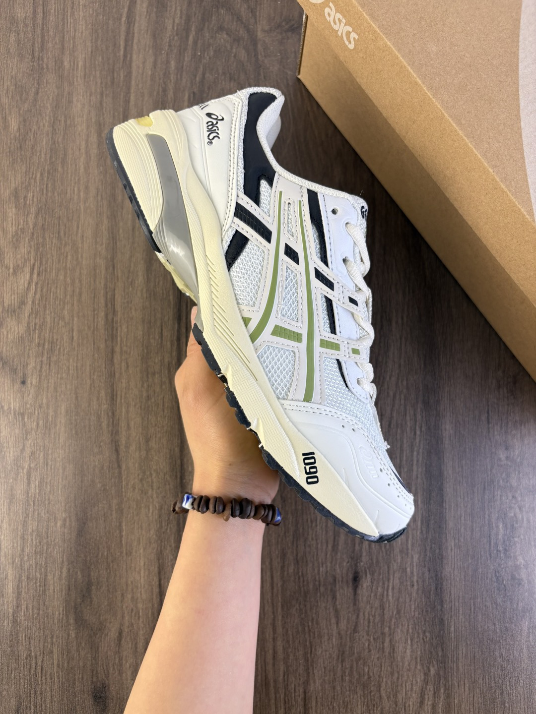 ASICS亚瑟士情侣休闲鞋GEL-1090男女老爹鞋运动鞋透气休闲鞋百搭舒适跑鞋复古时尚运动鞋,亚瑟士ASICS GEL-1090是一款可休闲可运动的好鞋.它采用了经典的GEL缓震技术,能够有效地减轻跑步时对关节的冲击,保护脚部健康.鞋面采用多种材质拼接而成,配色时尚大,展现复古风情,不仅适合运动穿着,也可以配搭日常休闲服饰,百搭实穿.同时,鞋身高度适中,脚跟稳定,长时间穿着不会感到疲惫,内部鞋垫可以有效地吸湿排汗,保证脚部干爽,给人良好的跑步体验.总之,这款亚瑟士ASICS GEL-1090既能满足时尚需求,又能满足运动要求,是一款很不错的跑鞋. 类型:男女鞋 货号:1201A275-100 编码699