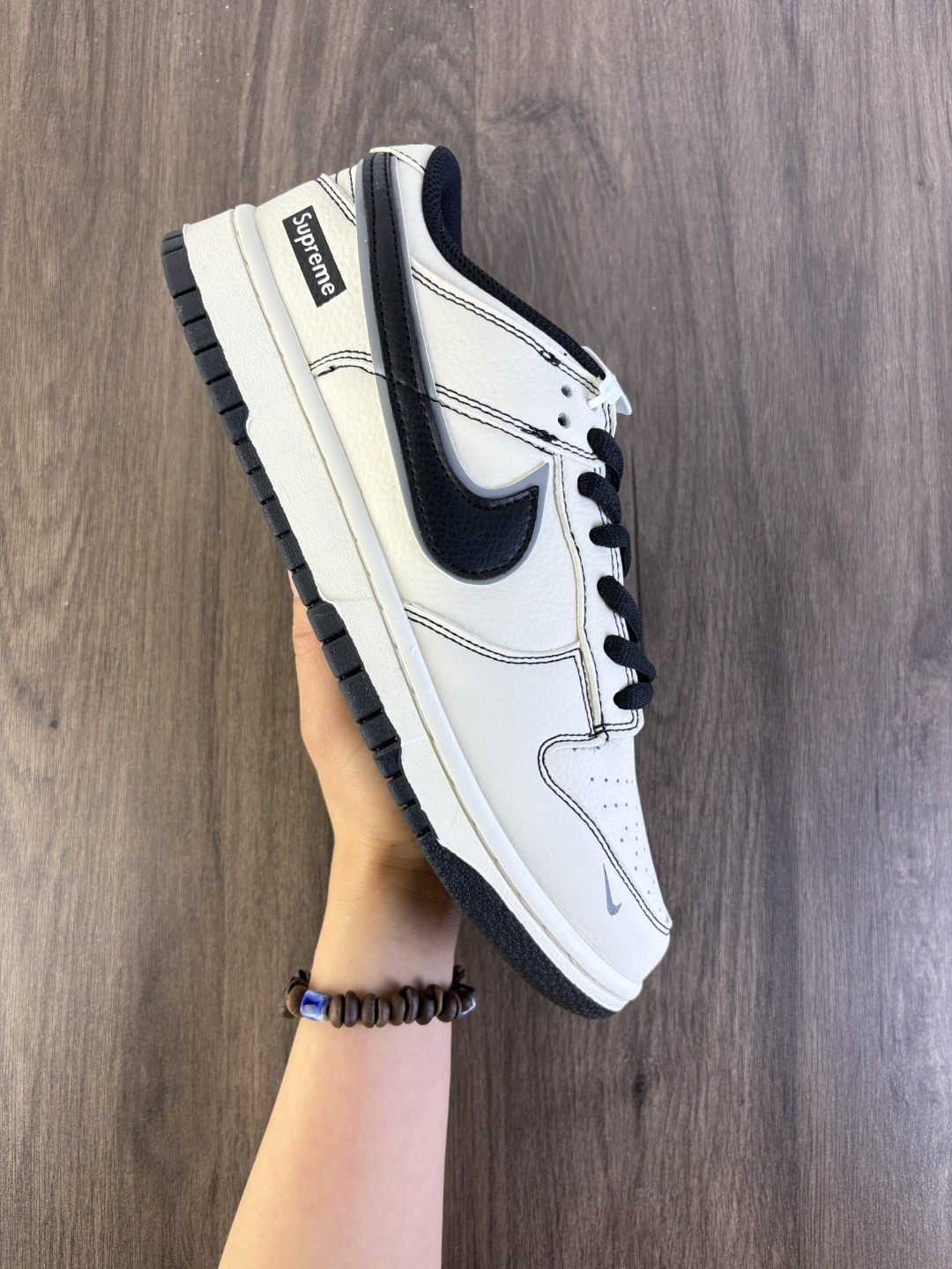 👟Supreme和Nike联名的Dunk Low,白色皮革+黑色Swoosh,简约又有辨识度!鞋侧Supreme标志,联名身份感满满✨.低帮设计,日常穿搭或运动都OK,橡胶鞋底抓地力强,耐磨性也很棒.Dunk系列原本是篮球鞋,现在已成街头潮流代表,搭配休闲或运动风都超有型,轻松驾驭各种场合🔥. 货号:RM2308 237 半 编码老男H