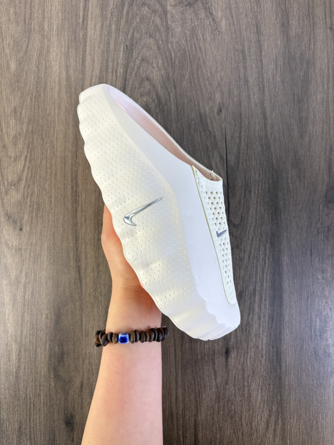 真标✅Nike Mind 001 Recovery Slide 耐克 舒适柔软包头拖鞋 黑科技产物 作为耐克首款结合神经科学研发的鞋款 它最大的设计在于鞋底 鞋底嵌有22个独立泡棉节点 上脚后能有效刺激足底触觉 搭配吸睛的外观 适合在运动后放松时穿着 带来独特体验 货号:HQ4307-002 编码764