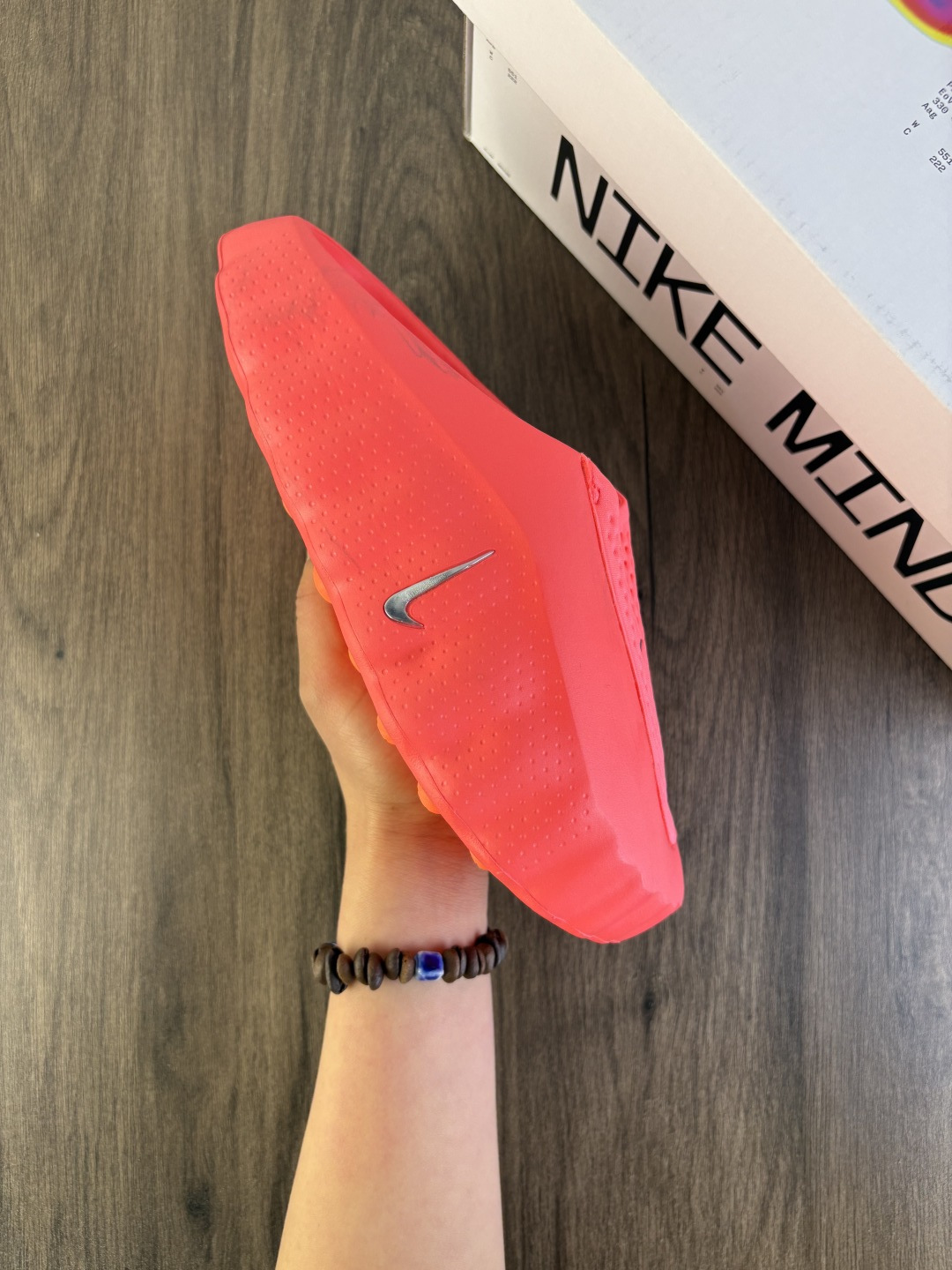 真标✅Nike Mind 001 Recovery Slide 耐克 舒适柔软包头拖鞋 黑科技产物 作为耐克首款结合神经科学研发的鞋款 它最大的设计在于鞋底 鞋底嵌有22个独立泡棉节点 上脚后能有效刺激足底触觉 搭配吸睛的外观 适合在运动后放松时穿着 带来独特体验 货号:HQ4307-002 编码764