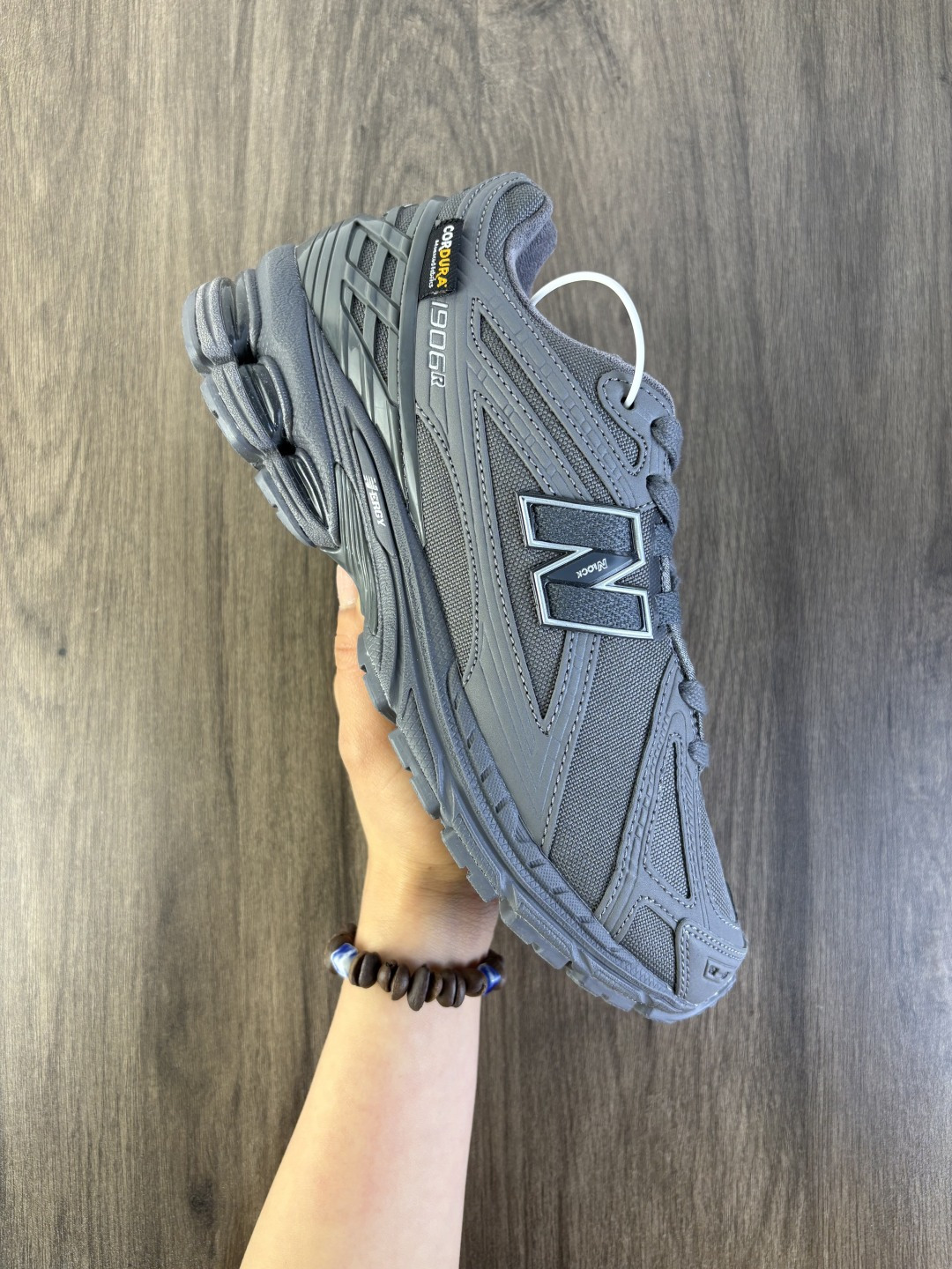 New Balance NB1906复古单品 公司级#近两年来,要说人气最高的球鞋品牌相信 New Balance 一定是其中之一.无论是重磅联名,还是亮眼配色,都有着超高的人气,市价也一度居高不下.全新的 New Balance 1906R 实力上线.整体视觉效果饱含科技感.鞋身以大面积网眼材质包裹,搭配上皮革补强,既保证了透气性,又有着不错的质感.搭载这 N-ERGY 缓震科技和厚实的 Ortholite 鞋垫,保证了 New Balance 一如既往的舒适 货号:U1906RBB 半 编码719