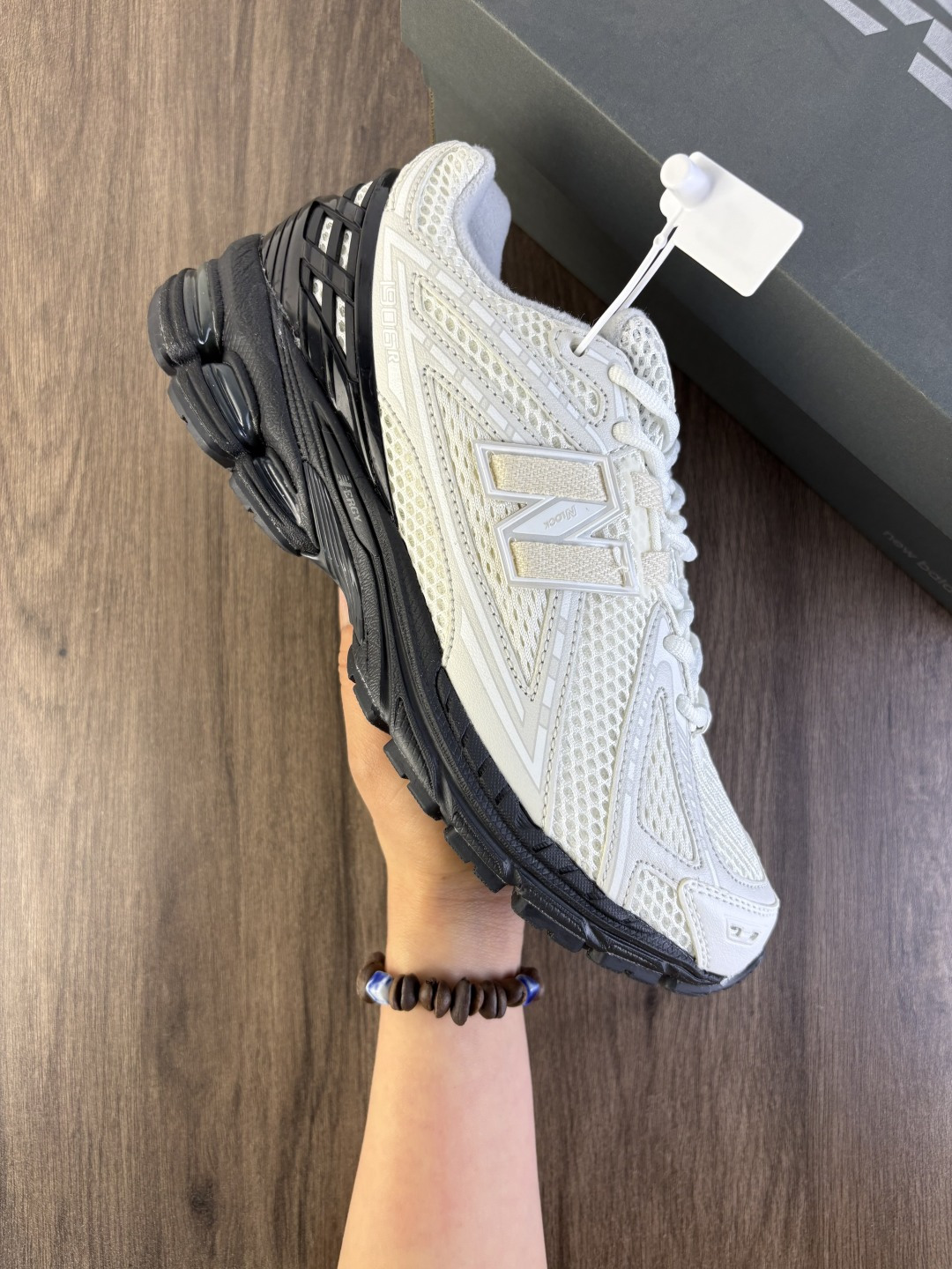 New Balance NB1906复古单品 公司级#近两年来,要说人气最高的球鞋品牌相信 New Balance 一定是其中之一.无论是重磅联名,还是亮眼配色,都有着超高的人气,市价也一度居高不下.全新的 New Balance 1906R 实力上线.整体视觉效果饱含科技感.鞋身以大面积网眼材质包裹,搭配上皮革补强,既保证了透气性,又有着不错的质感.搭载这 N-ERGY 缓震科技和厚实的 Ortholite 鞋垫,保证了 New Balance 一如既往的舒适 货号:U1906RBB 半 编码719