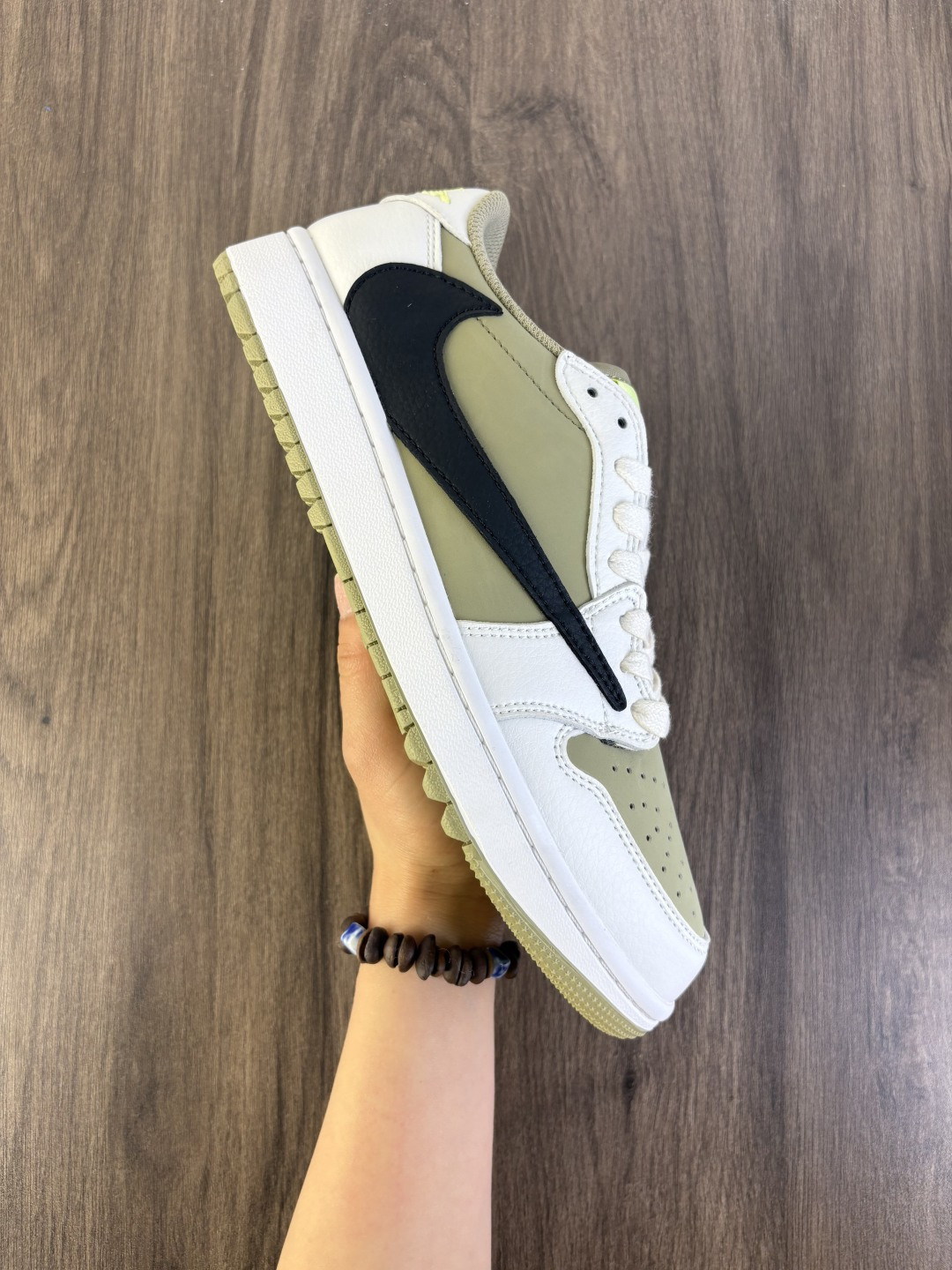 Travis Scott x Air Jordan 1 Low Golf 低帮 高尔夫棕白 AJ1 乔丹1代 aj1 sB乔1 低邦 高尔夫绿白黑 乔丹篮球鞋系列 鞋采用优质麂皮、皮革与网眼共同打造出标志型鞋身轮廓,在设计上十分讲究,同时注入「Neutral Olive」橄榄绿配色作为基底,外加白色覆盖层,侧身加缀有黑色倒钩Swoosh,个性满满,鞋舌上还点缀有浅柠檬色Jumpman Golf Logo最后以白色中底与橄榄绿大底完成收尾设计. 货号:FZ3124-200 编码698