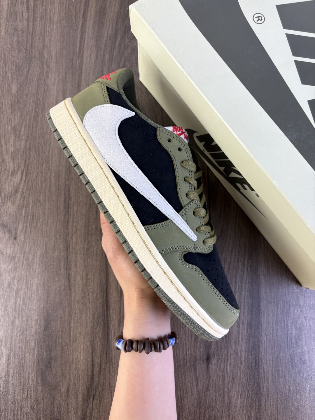 Travis Scott x Air Jordan 1 Low Golf 低帮 高尔夫棕白 AJ1 乔丹1代 aj1 sB乔1 低邦 高尔夫绿白黑 乔丹篮球鞋系列 鞋采用优质麂皮、皮革与网眼共同打造出标志型鞋身轮廓,在设计上十分讲究,同时注入「Neutral Olive」橄榄绿配色作为基底,外加白色覆盖层,侧身加缀有黑色倒钩Swoosh,个性满满,鞋舌上还点缀有浅柠檬色Jumpman Golf Logo最后以白色中底与橄榄绿大底完成收尾设计. 货号:FZ3124-200 编码698