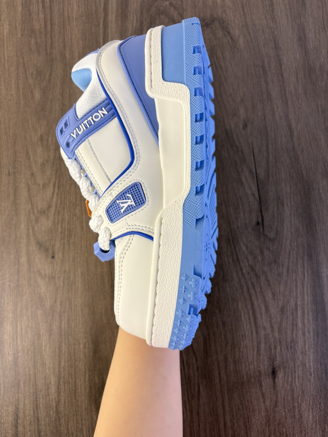 路易威登/Louis Vuitton LV路易威登板鞋 新款 LV Trainer最新配色运动鞋 L家 篮球鞋风格运动鞋 该鞋由艺术总监 VIRGIL ABLOH设计 垫脚聚米微料加透气英伦网布 细节原版一致 编码758