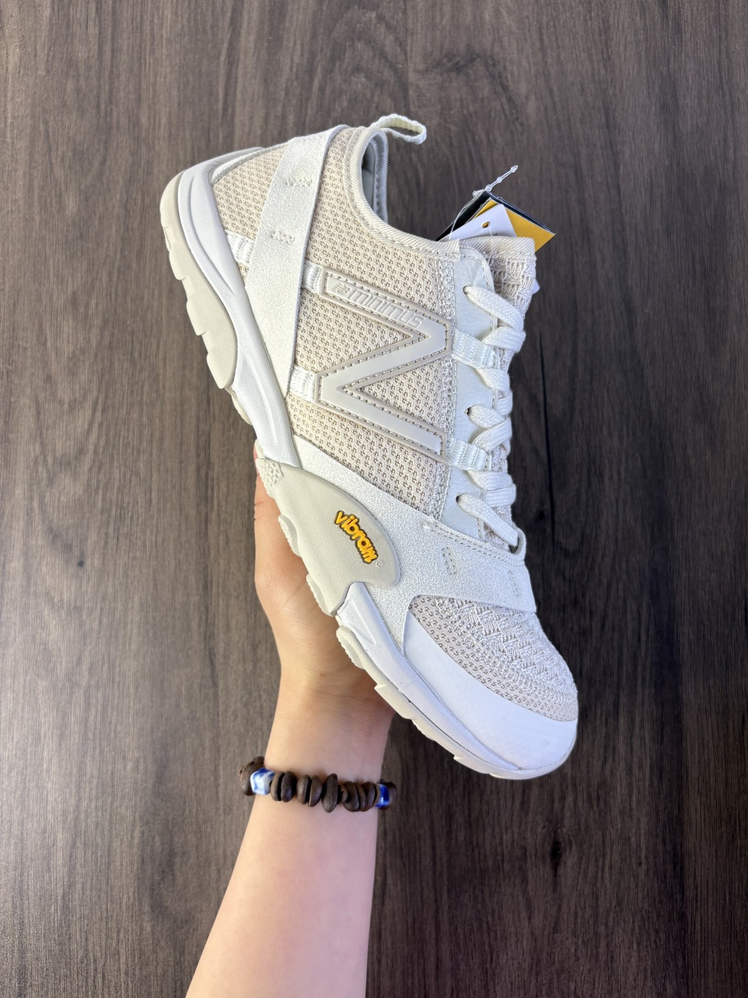 新百伦Issey Miyake X New Balance MT10o联名款 NEW BALANCENB MT10O 柔软舒适防滑耐磨 低帮 越野跑步鞋 这次的联名把薄底风带回来,很符合Issey Miyake的调性,简约大气配合它家的褶皱裤,是那个味道了.鞋面采用合成绒面革打造,搭配尼龙弹性带和格纹缝线,最后以同色系的Vibram 大底收尾,颜值简约耐看. 货号: MT10OAC 编码旭