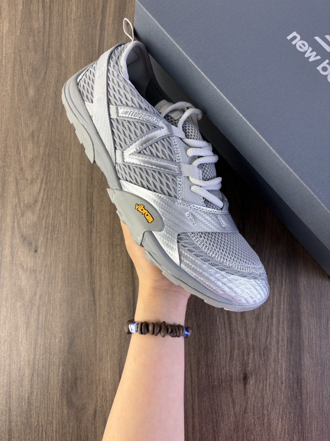 新百伦Issey Miyake X New Balance MT10o联名款 NEW BALANCENB MT10O 柔软舒适防滑耐磨 低帮 越野跑步鞋 这次的联名把薄底风带回来,很符合Issey Miyake的调性,简约大气配合它家的褶皱裤,是那个味道了.鞋面采用合成绒面革打造,搭配尼龙弹性带和格纹缝线,最后以同色系的Vibram 大底收尾,颜值简约耐看. 货号: MT10OAC 编码旭