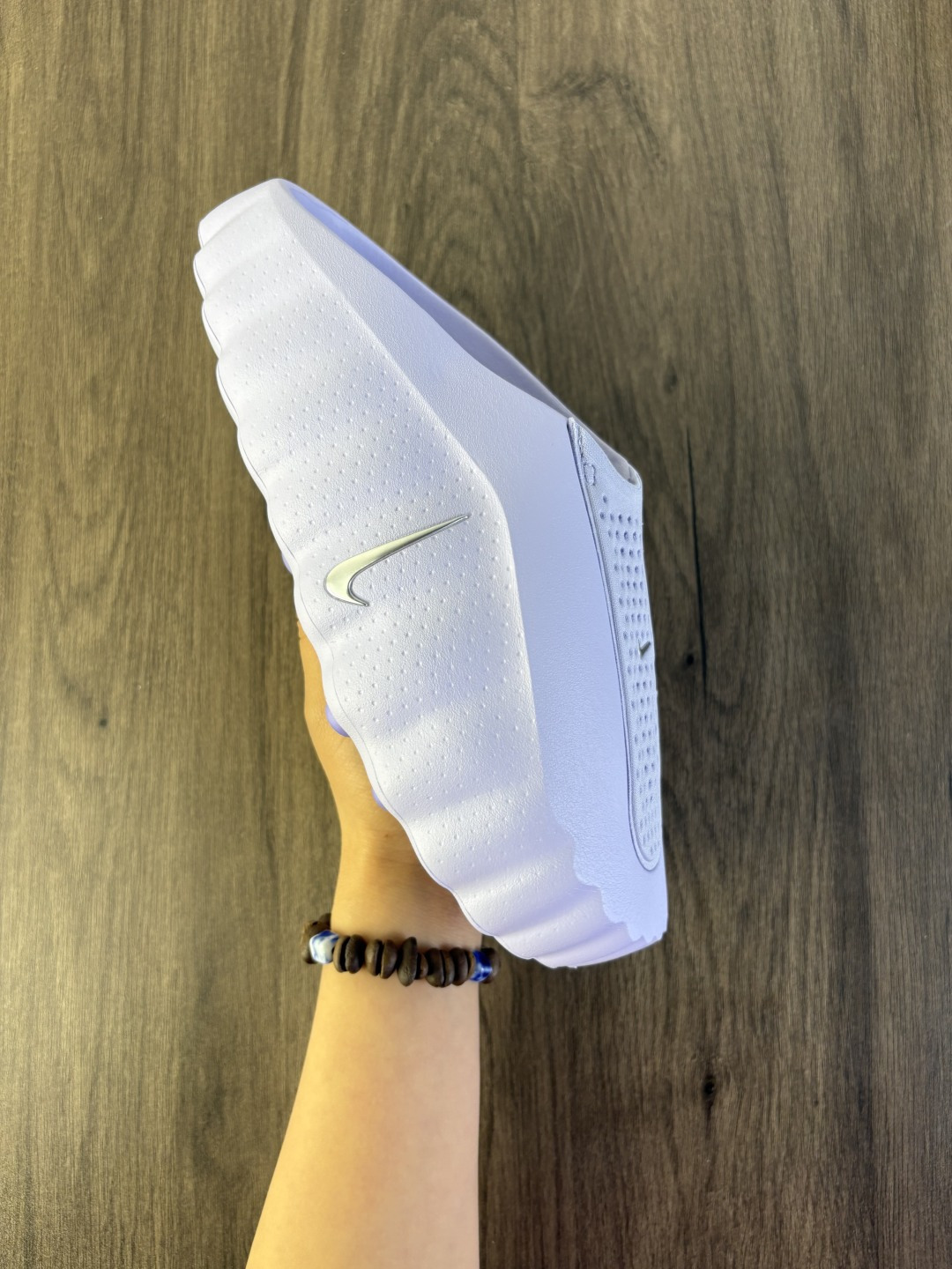 Nike Mind 001 耐克 足底按摩科技风包头拖鞋专为室内外综合训练打造 整体以红色为主,鞋面是穿孔的透气织物材质,侧面装饰着闪亮的金属铬迷你Swoosh Logo,简约中带着亮点;后跟做了分层褶皱设计,还压印有精致的”Mind“字样铭牌,细节质感直接拉满;从Mind 001到Mind 002,这双鞋最特别的就是鞋底藏着22个独立泡棉节点,看起来科技感满满.此外,鞋垫左脚印”Nike Mind“,右脚印”Scienceh Departmentb“细节直接拉满. 男货号:HQ4307-002 女货号:HQ4309-002 带半码 编码771