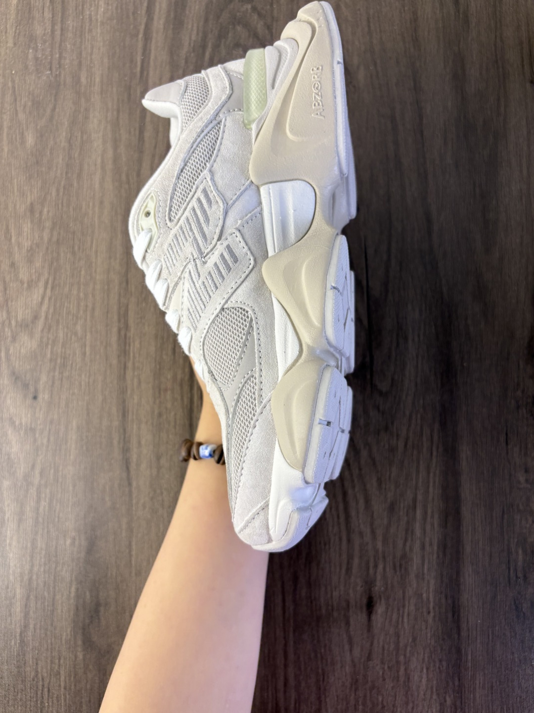 New Balance/新百伦 男女鞋半码制,采用猪巴革组合网织鞋面材质,4层组合底模,中底嵌入ABZORB缓震科技材料及后跟嵌入TPU装饰条稳固❗️ 复古爱好者看过来,全新配色!全新NB新百伦New Balance 9060"Moonbeam"系列复古百搭老爹风小象蹄休闲运动跑步鞋“月光灰米白 U9060MM 类型:男女鞋 编码:688
