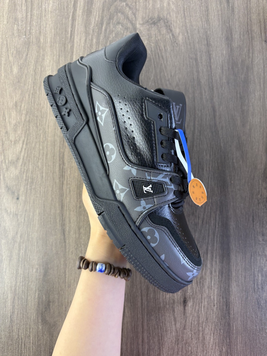 LV ARCH LIGHT SNEAKER路易威登板鞋 时尚运动鞋潮厚底增高女鞋.舒适防滑底和百搭性霸屏整个时尚娱乐圈,细节调整完美主义!采用柔软皮革拼接鞋面,独家开模大底, 侧边采用3D打印标志性Logo 尽显贵族时尚气息,配带正品全套包装.全新LV路易威登Louis vuitton Trainer Sneaker Low 休闲运动文化百搭板鞋.