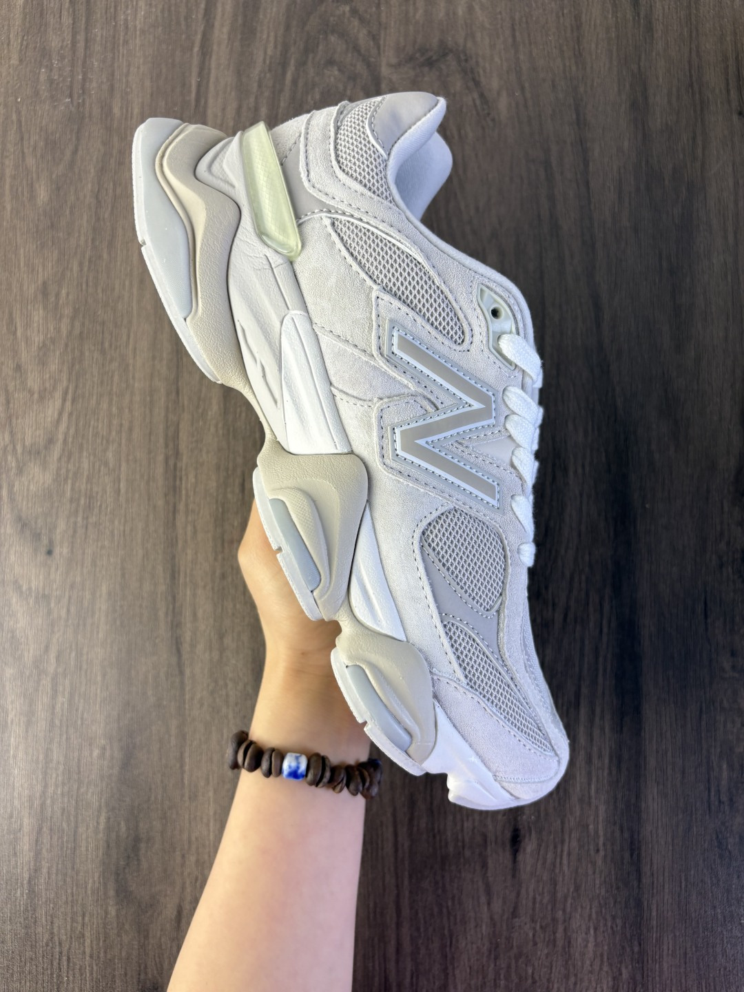 New Balance/新百伦 男女鞋半码制,采用猪巴革组合网织鞋面材质,4层组合底模,中底嵌入ABZORB缓震科技材料及后跟嵌入TPU装饰条稳固❗️ 复古爱好者看过来,全新配色!全新NB新百伦New Balance 9060"Moonbeam"系列复古百搭老爹风小象蹄休闲运动跑步鞋“月光灰米白 U9060MM 类型:男女鞋 编码:688